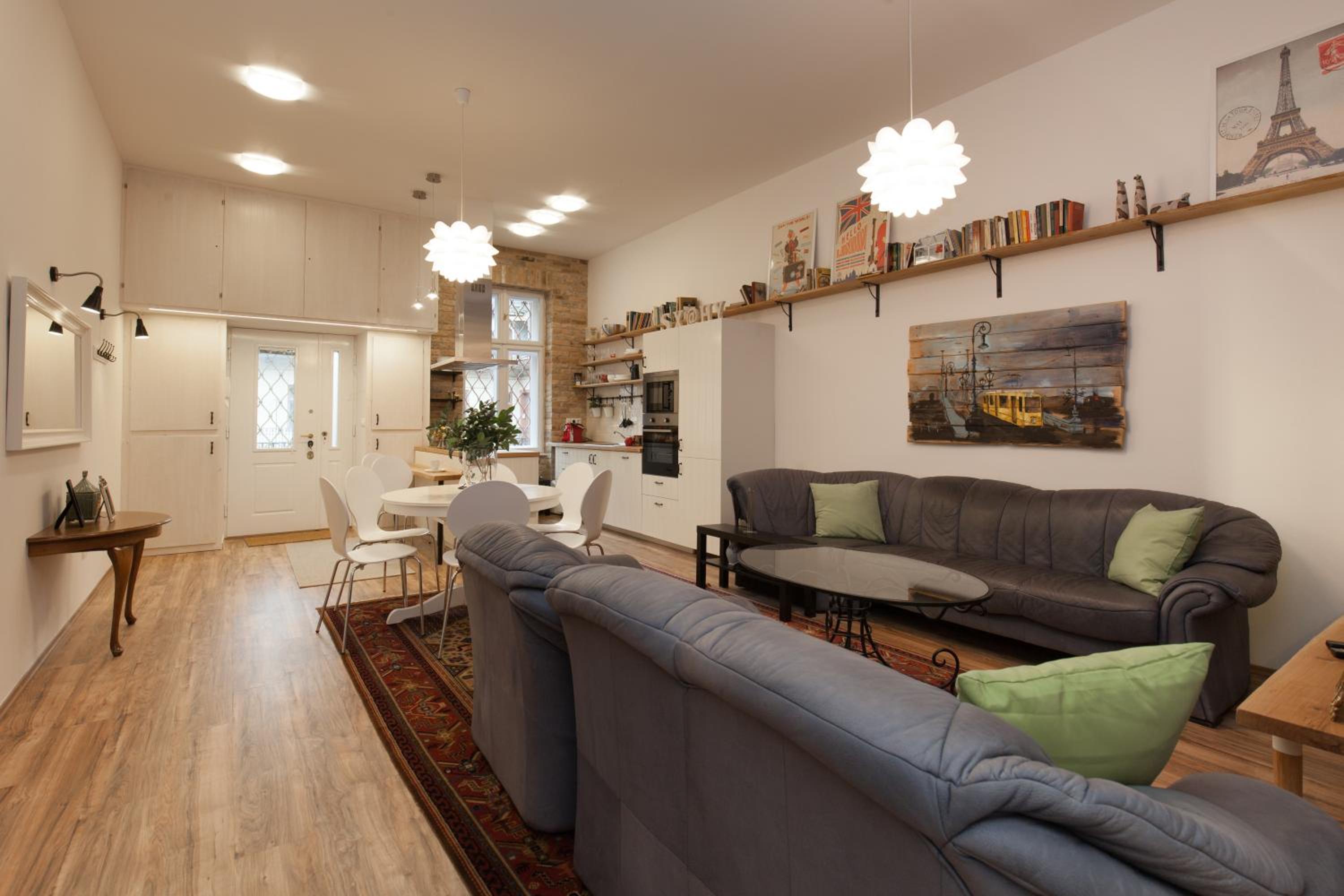 Annie's 3 bed and 3 bathroom apartment