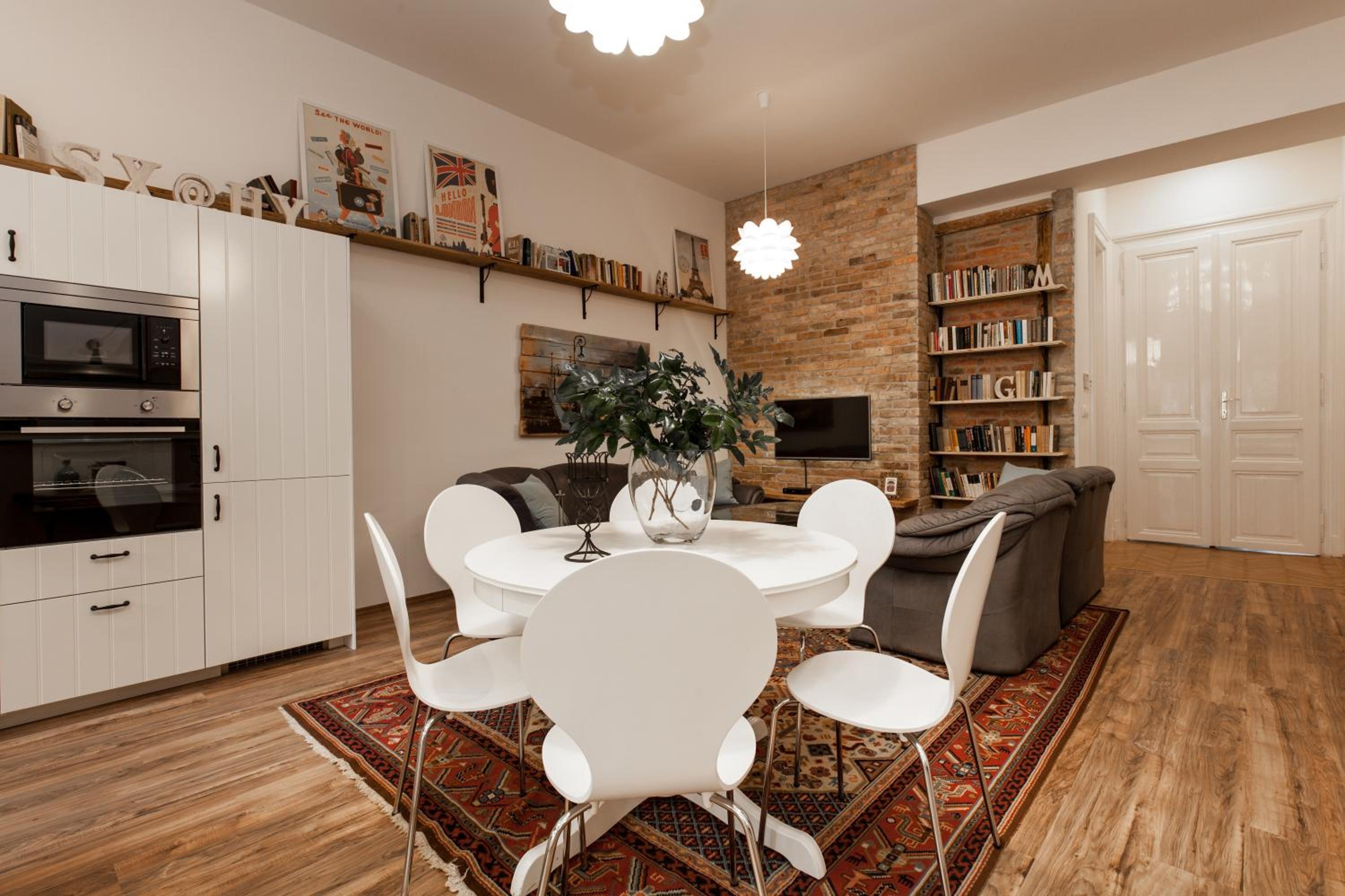 Annie's 3 bed and 3 bathroom apartment