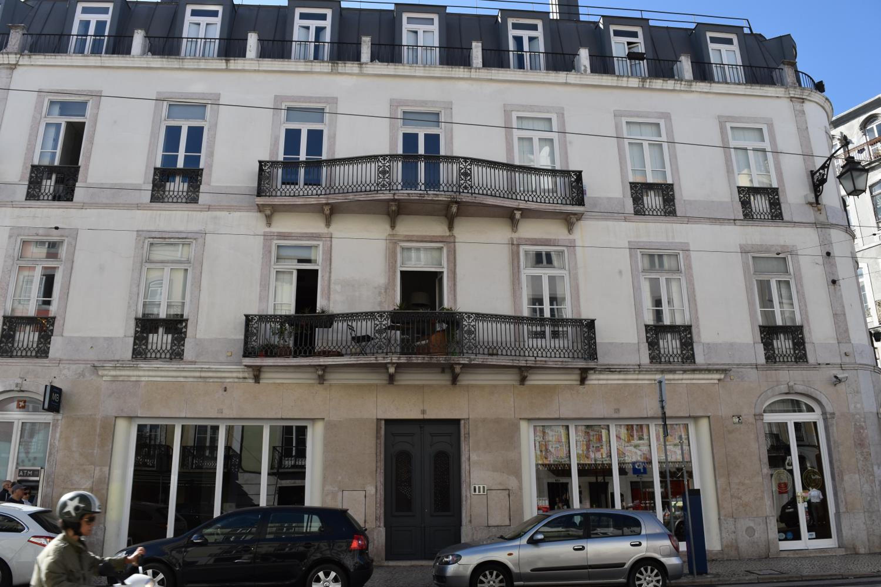 Hotel Architect-Designed Loft in a Historic Hilltop Neighborhood - Image 1