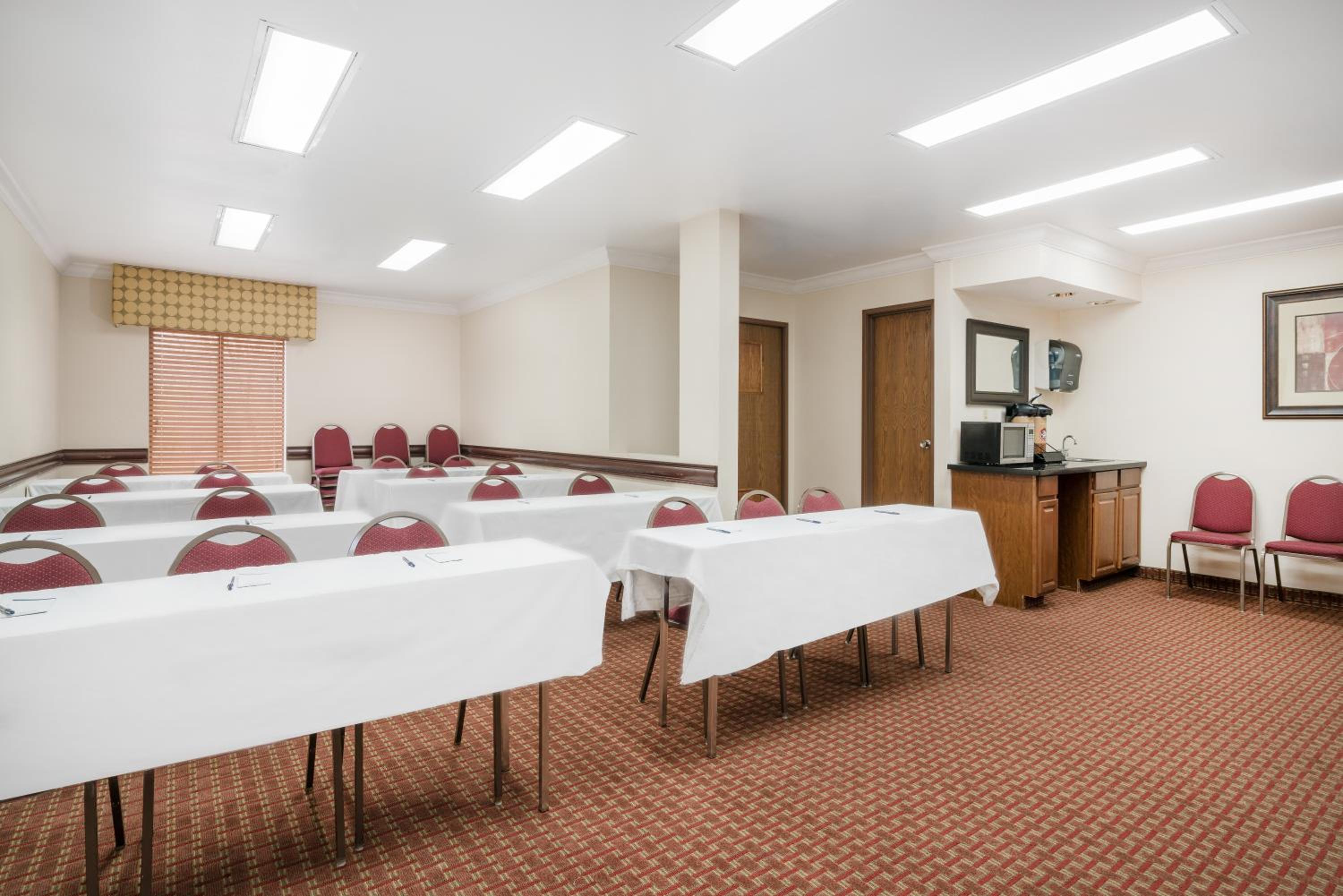 AmericInn by Wyndham Johnston Des Moines