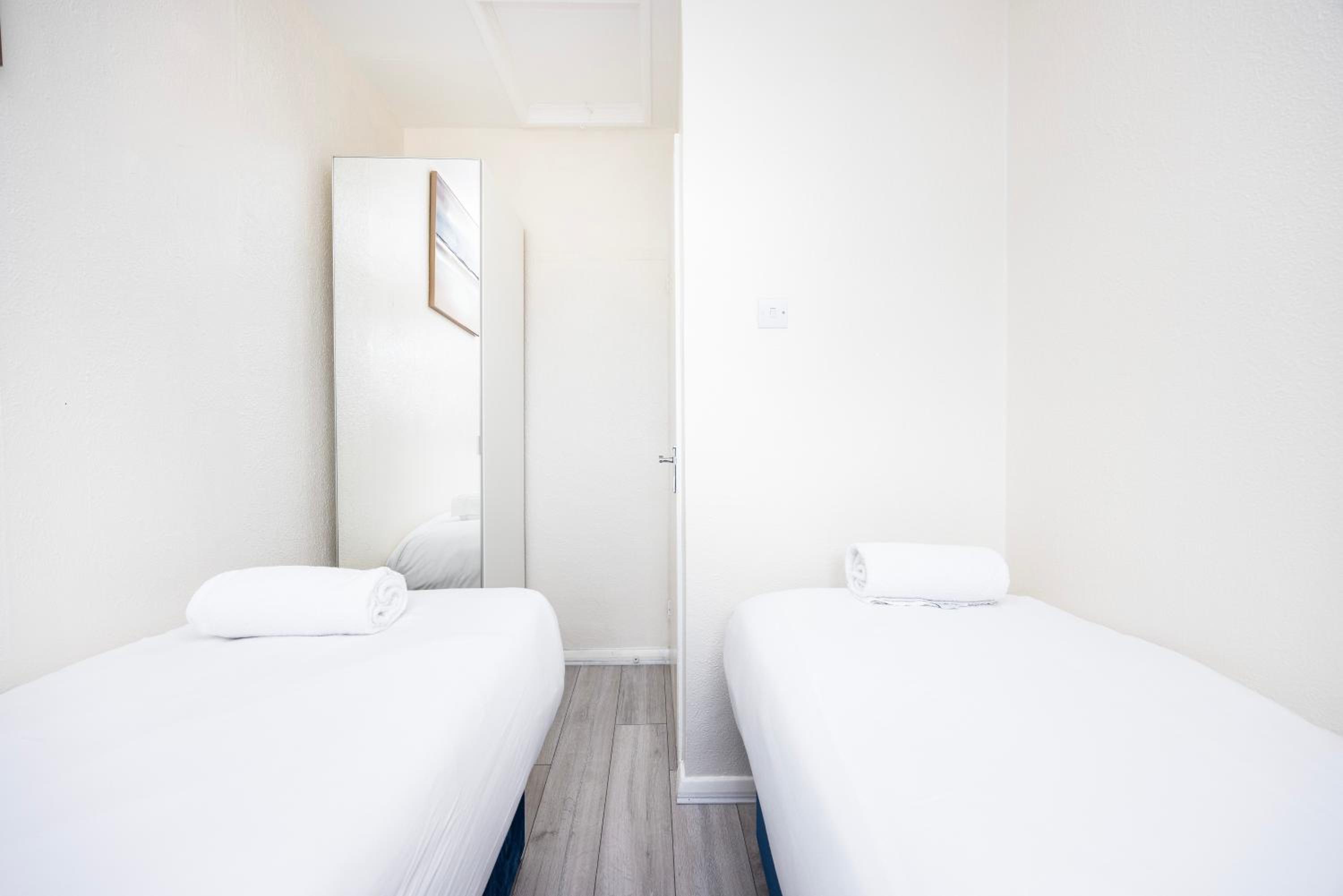 Garland Modern Close To Station 3 Bedroom City Apartment