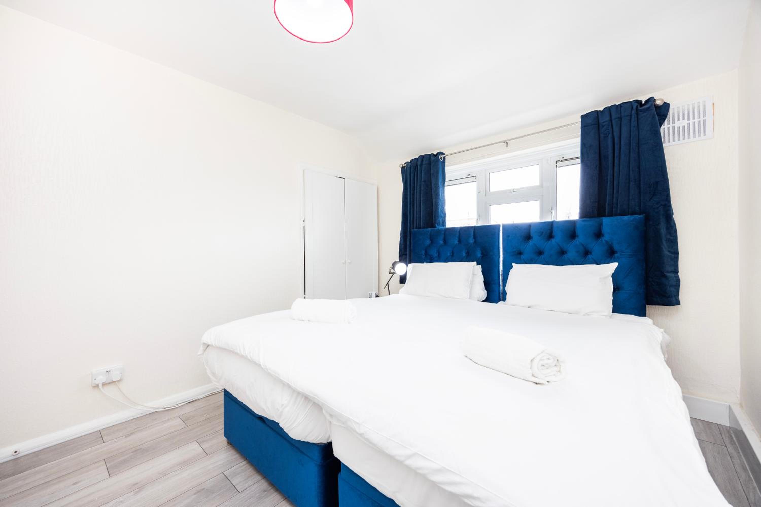 Garland Modern Close To Station 3 Bedroom City Apartment