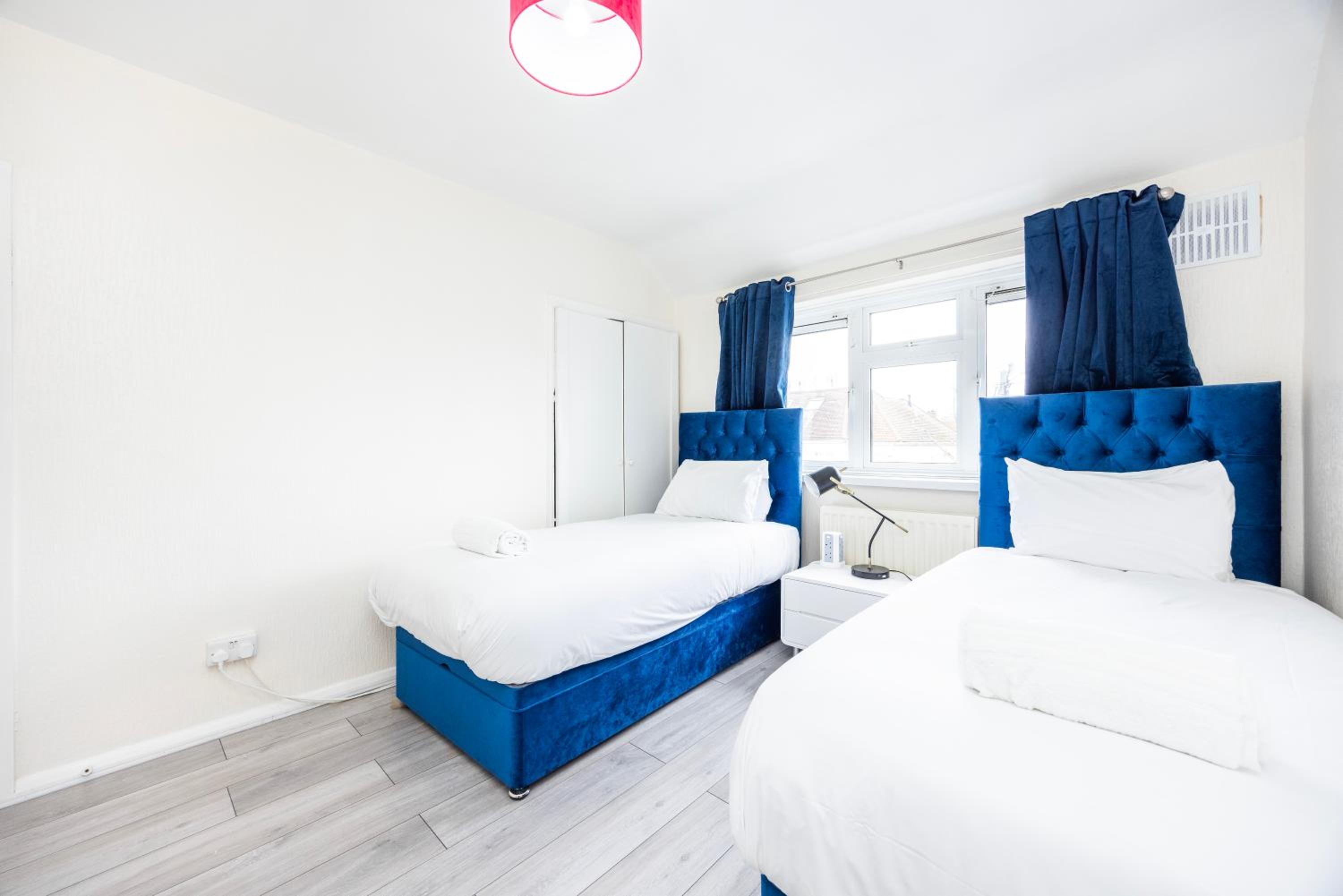 Garland Modern Close To Station 3 Bedroom City Apartment
