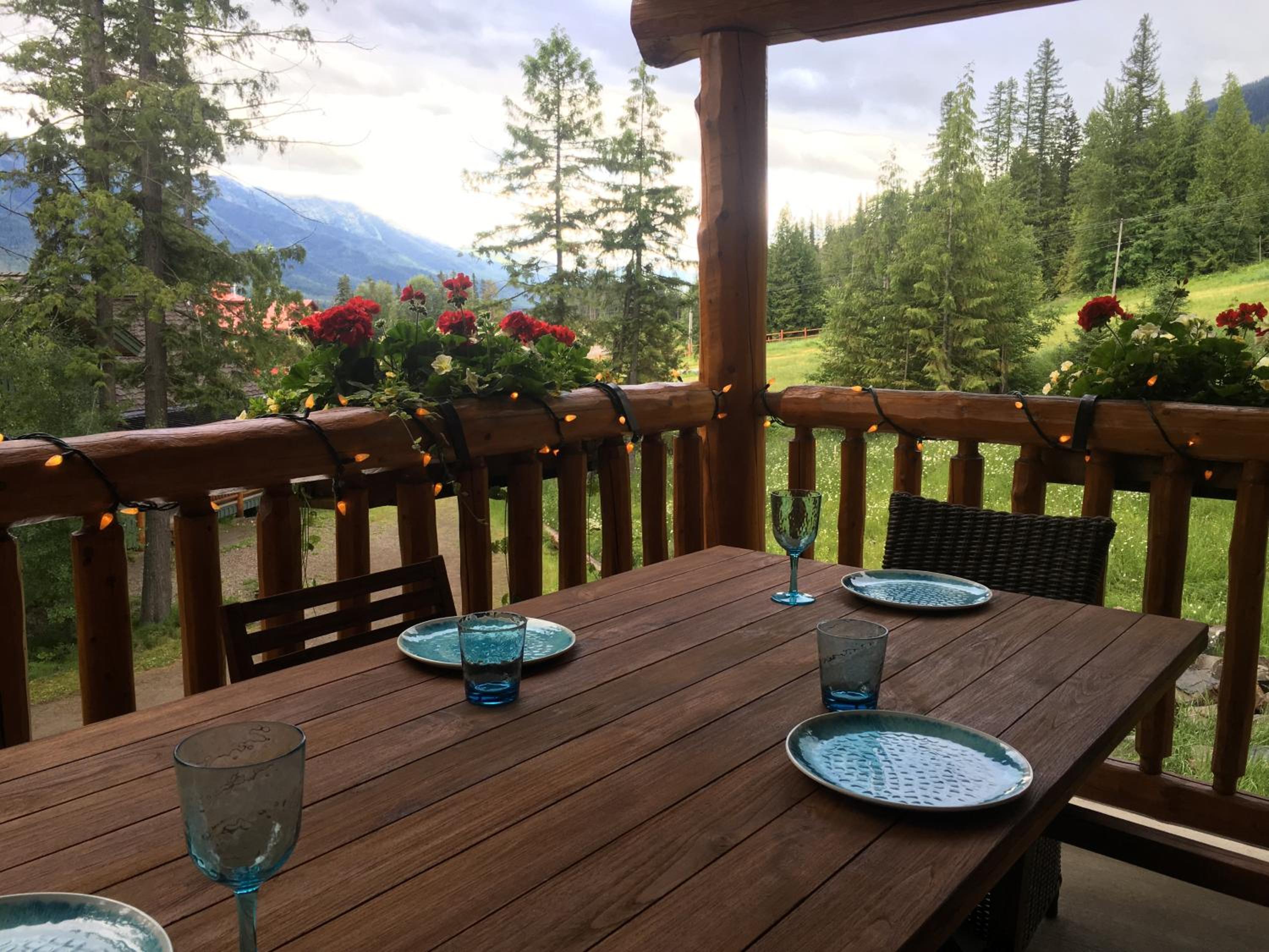 Snow Creek Cabins by Fernie Lodging Co