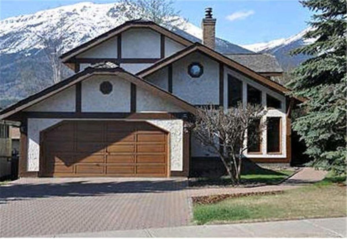 Hotel Bear Cub Lodging - Image 1