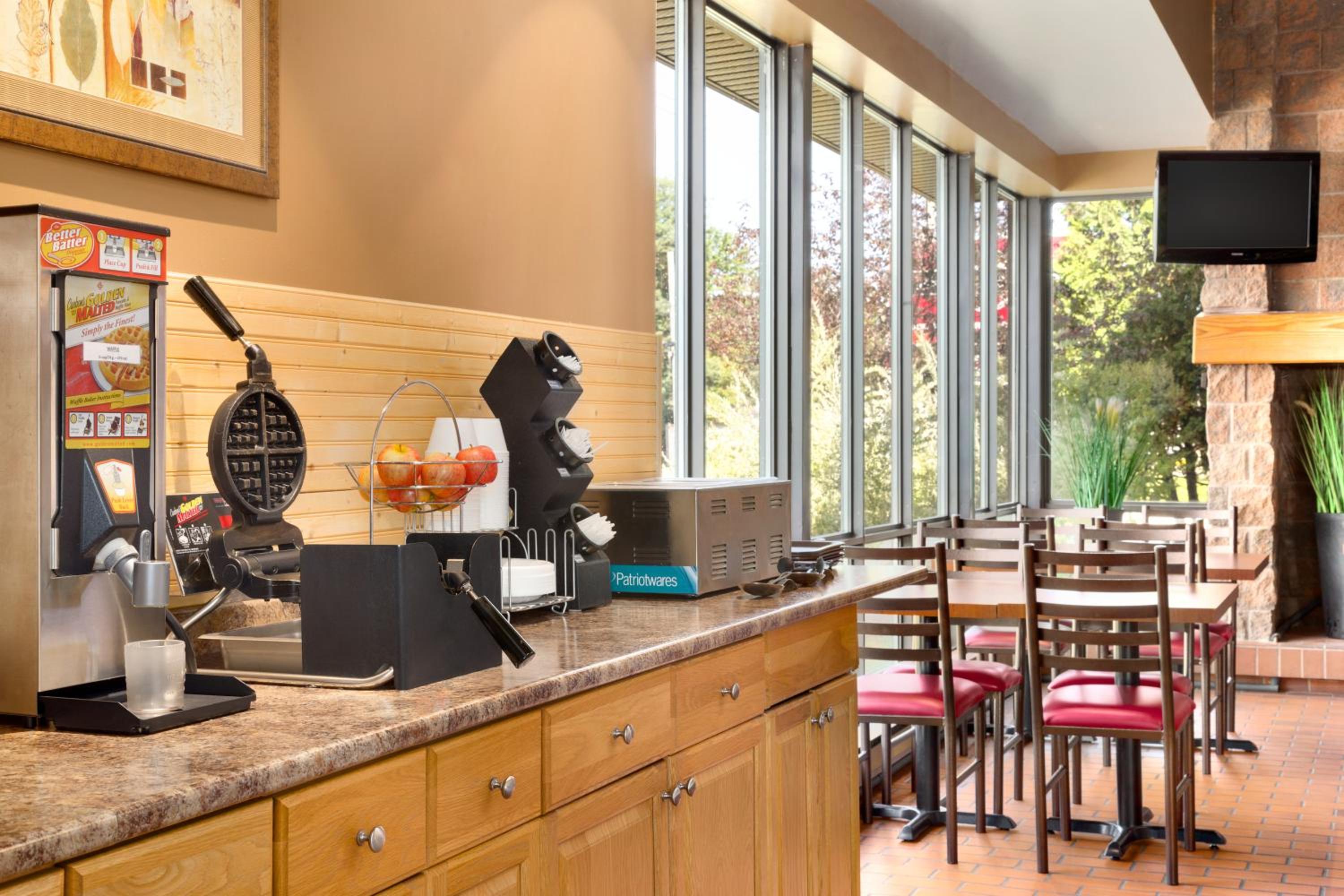 North Bay Vacations - Travelodge by Wyndham North Bay Lakeshore - Property Image 32