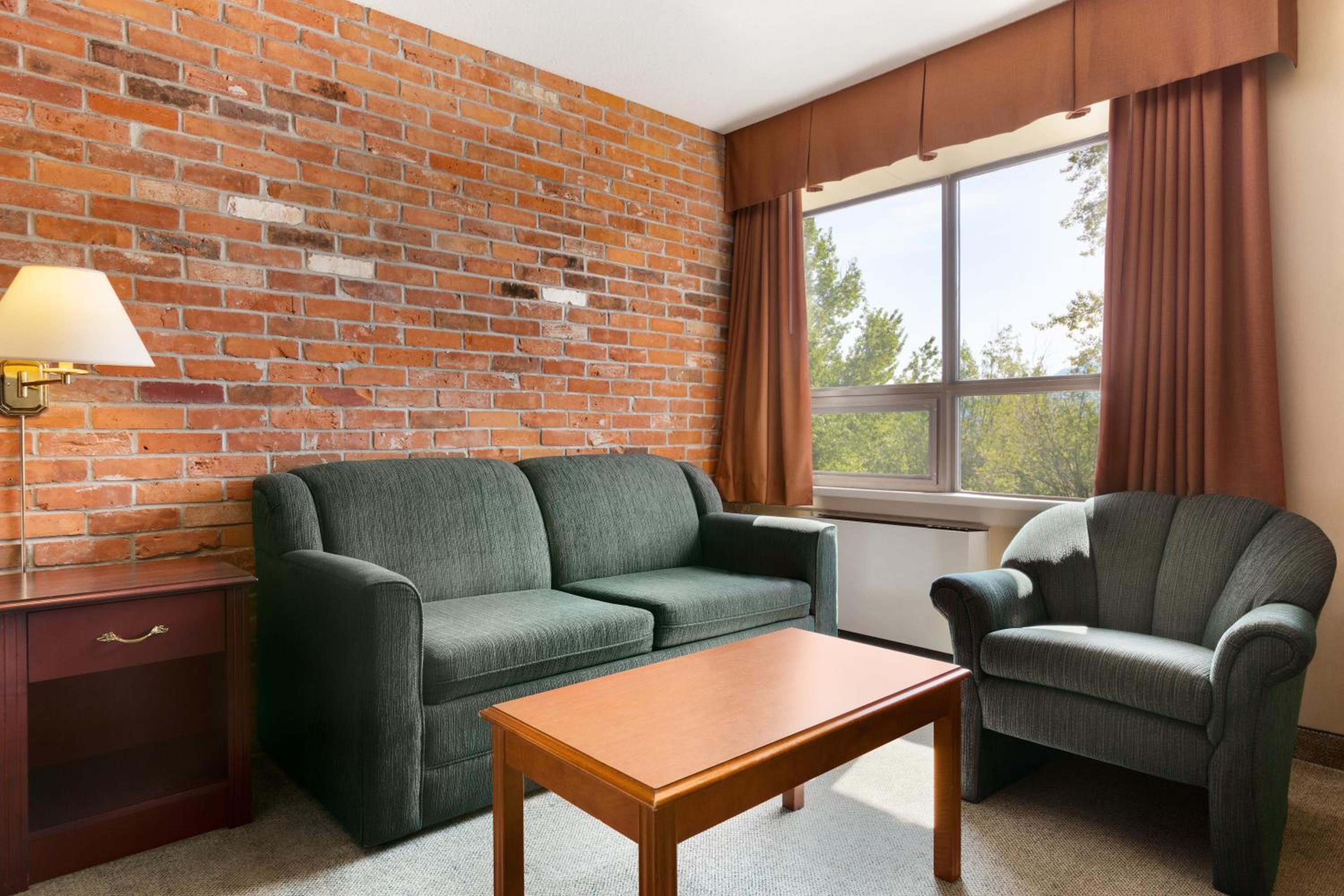 North Bay Vacations - Travelodge by Wyndham North Bay Lakeshore - Property Image 6