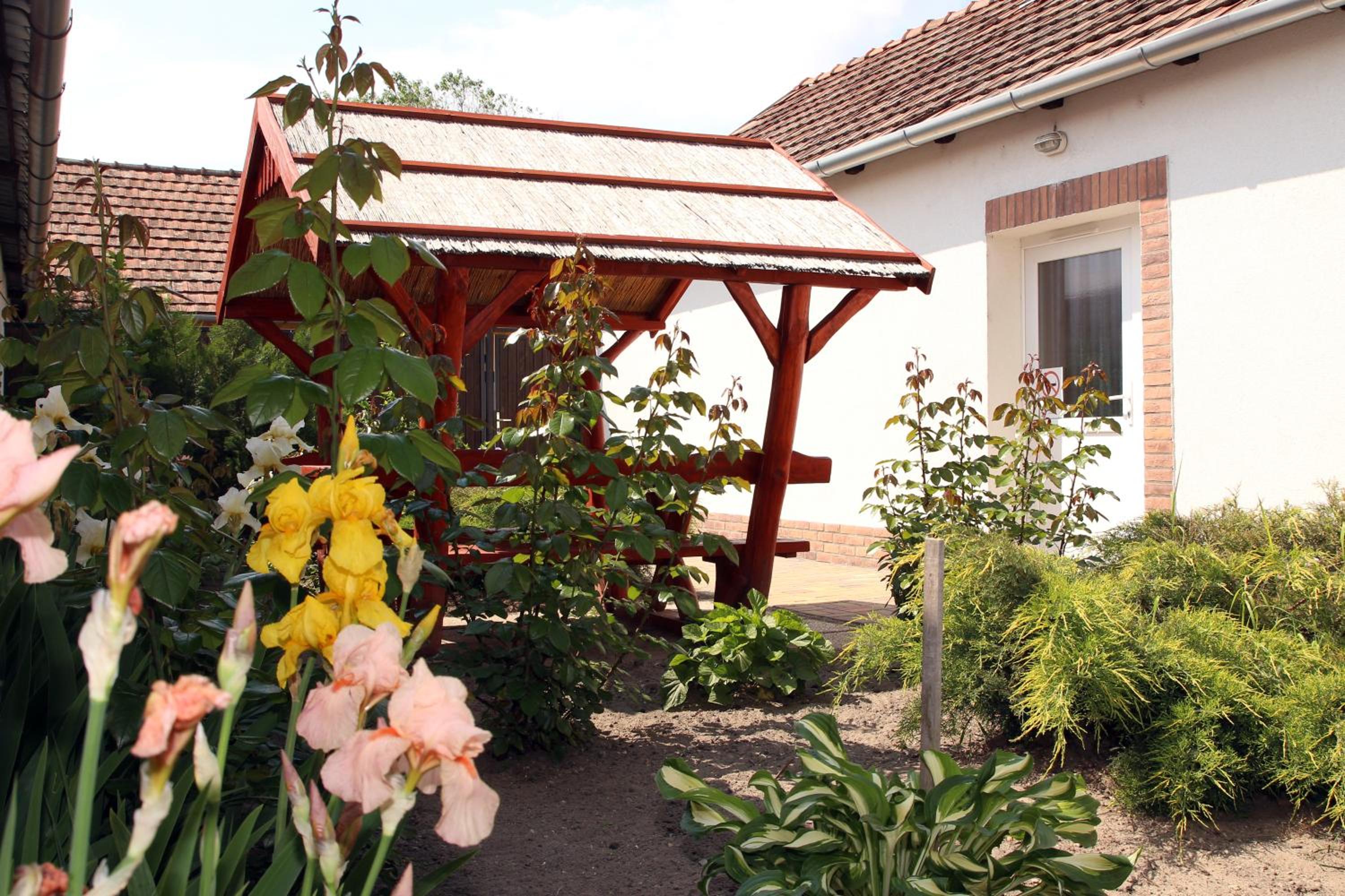 Írisz Apartmanház view 4