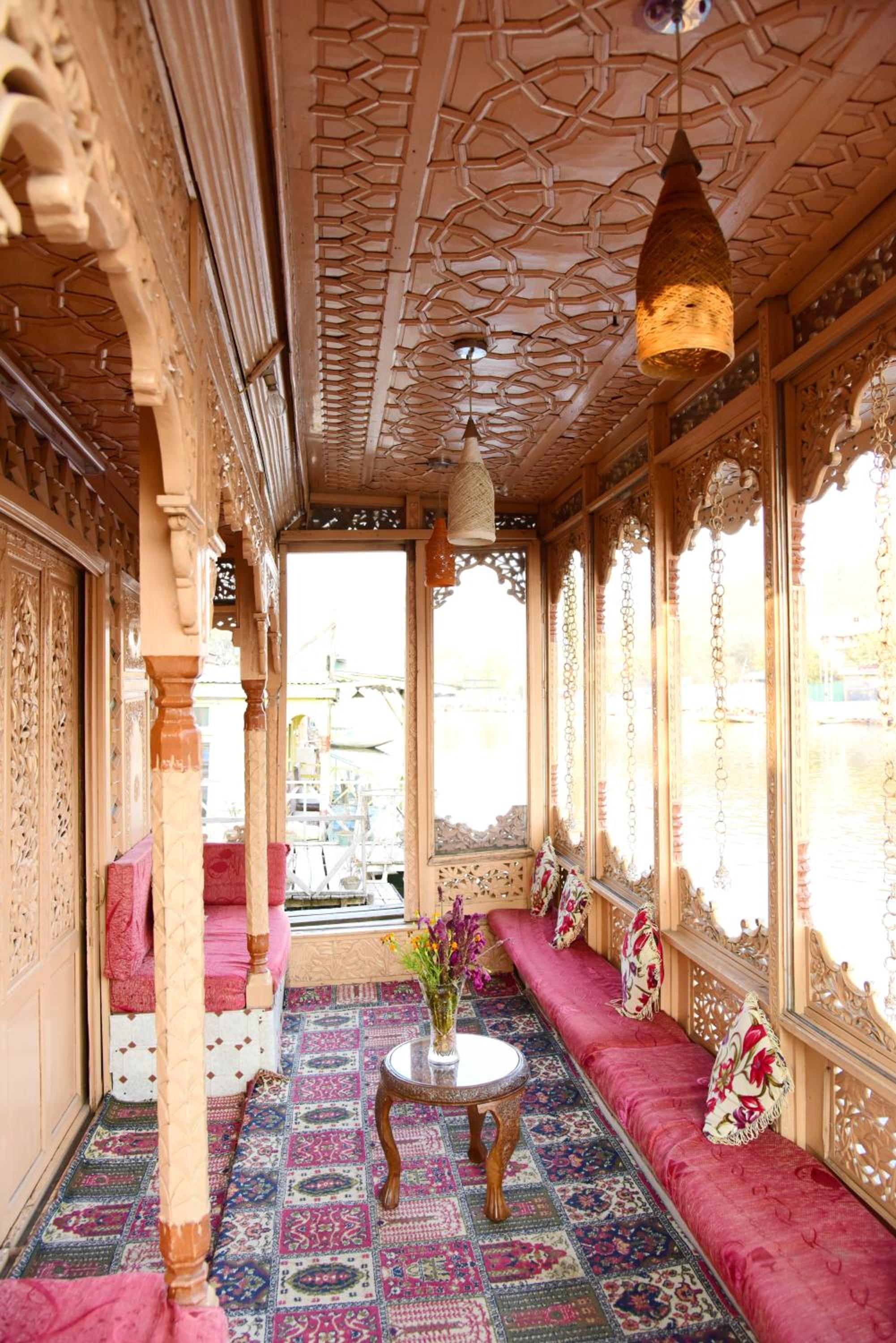 White House Group Of Houseboats - Image 4