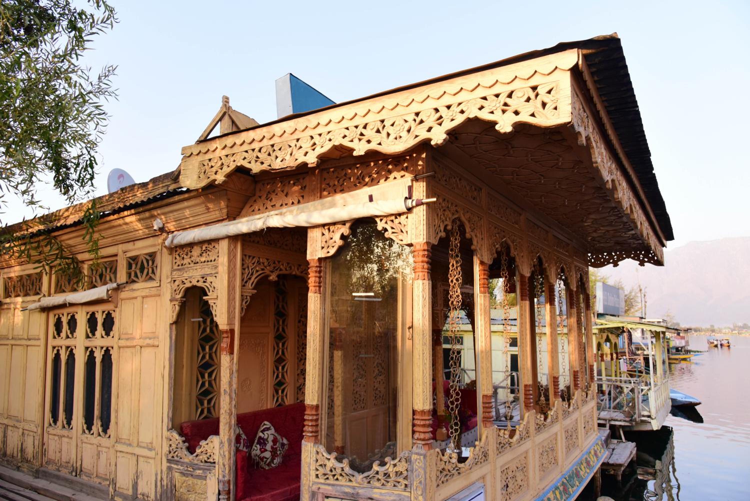 White House Group Of Houseboats
