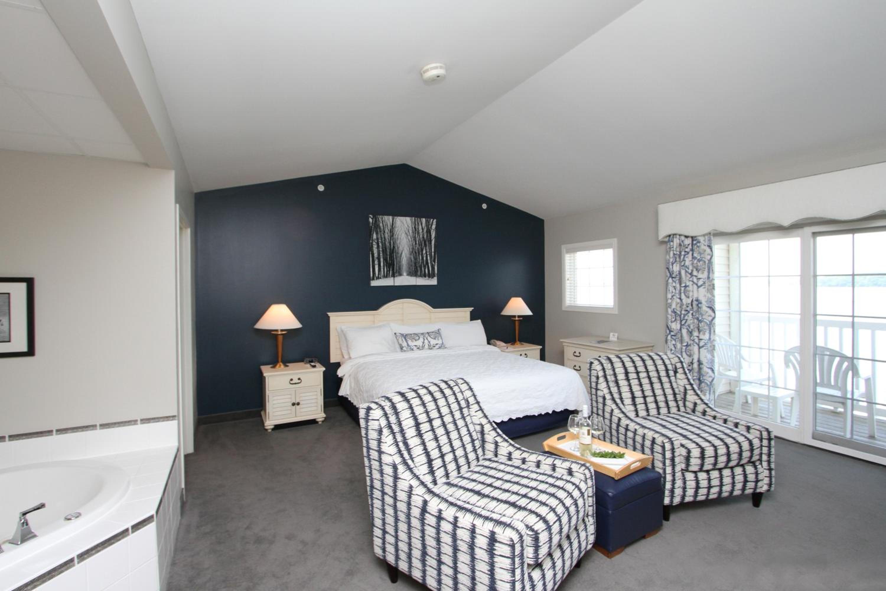 Bay Pointe Inn