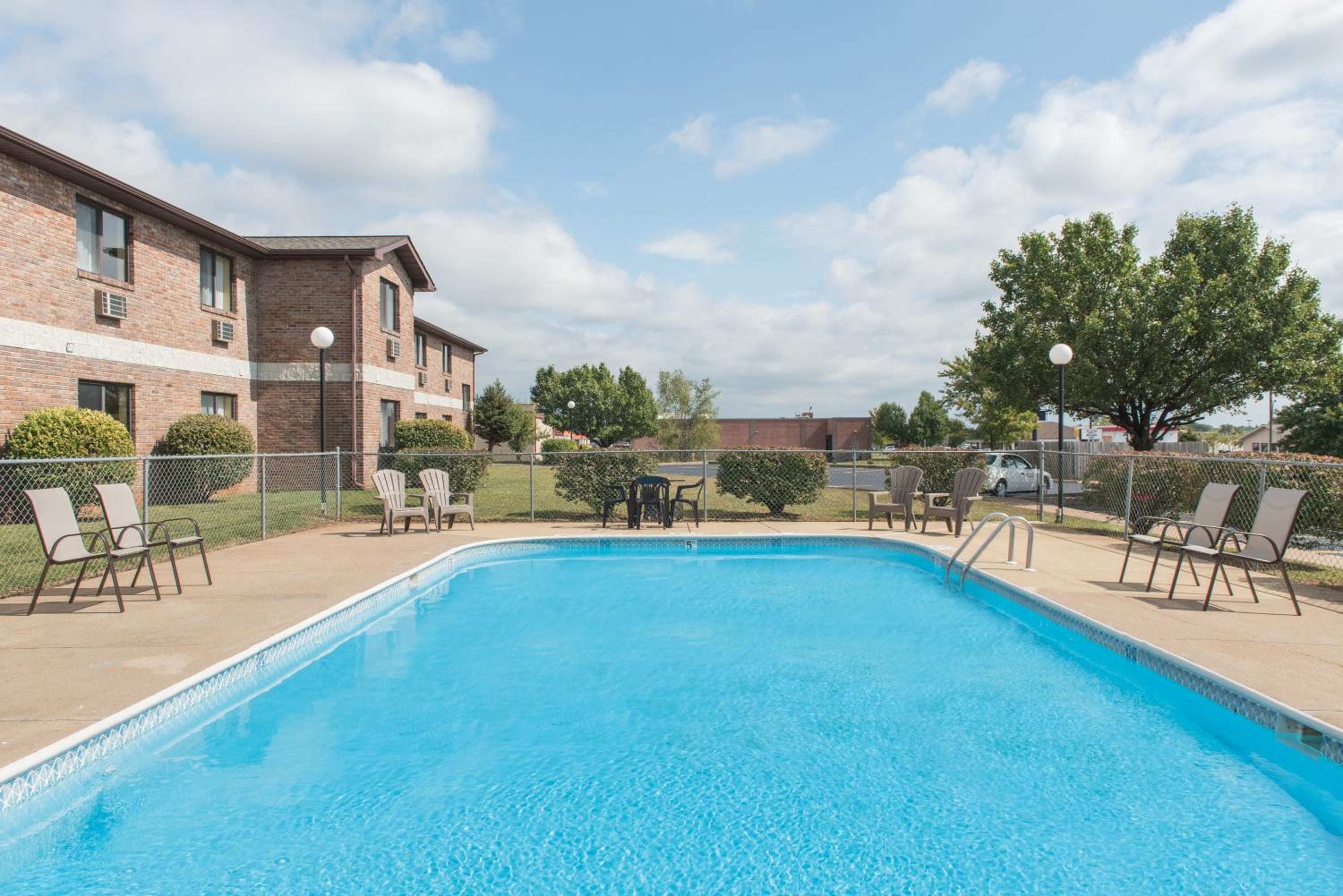 Farmington Vacations - Super 8 by Wyndham Farmington - Property Image 9