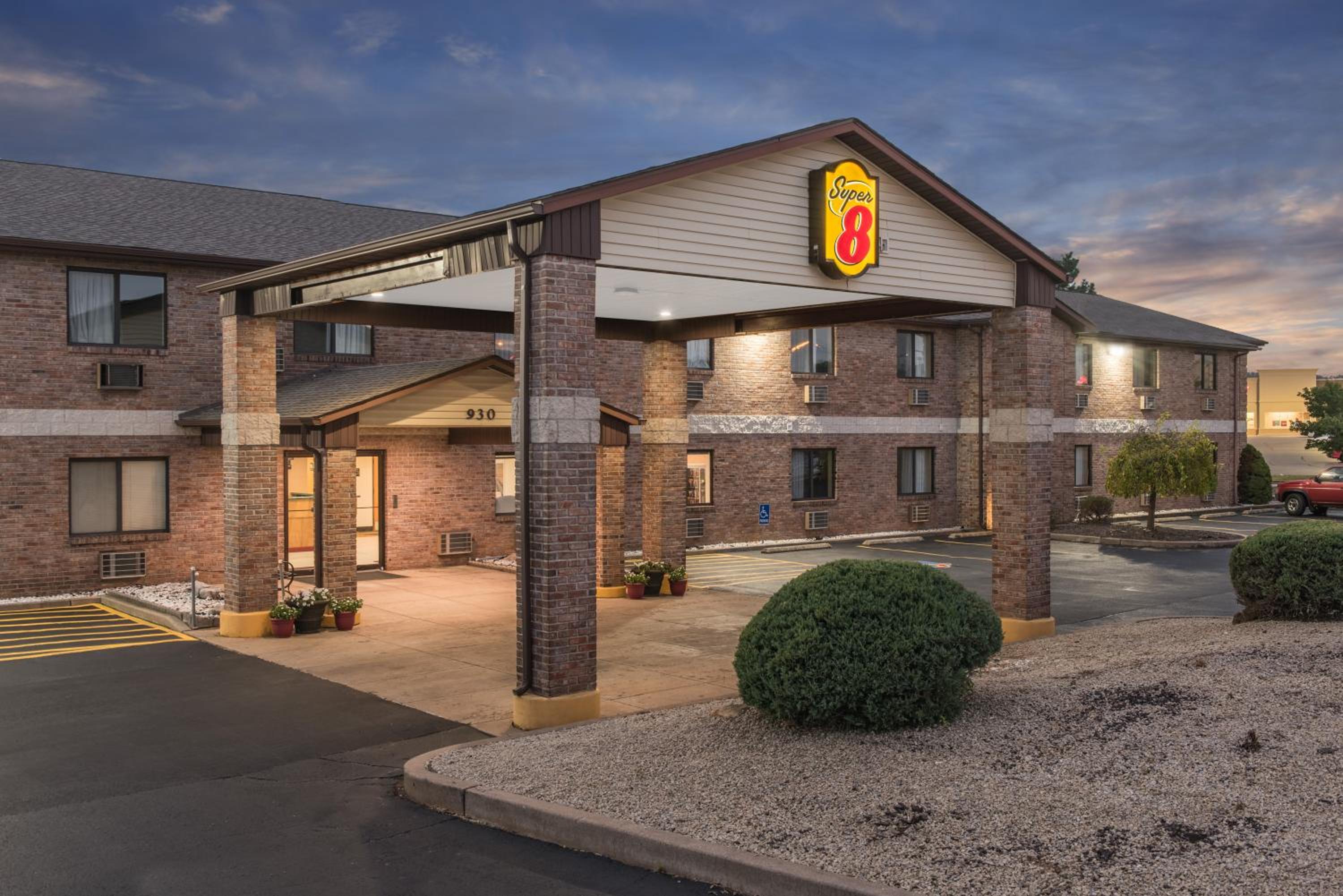 Farmington Vacations - Super 8 by Wyndham Farmington - Property Image 20