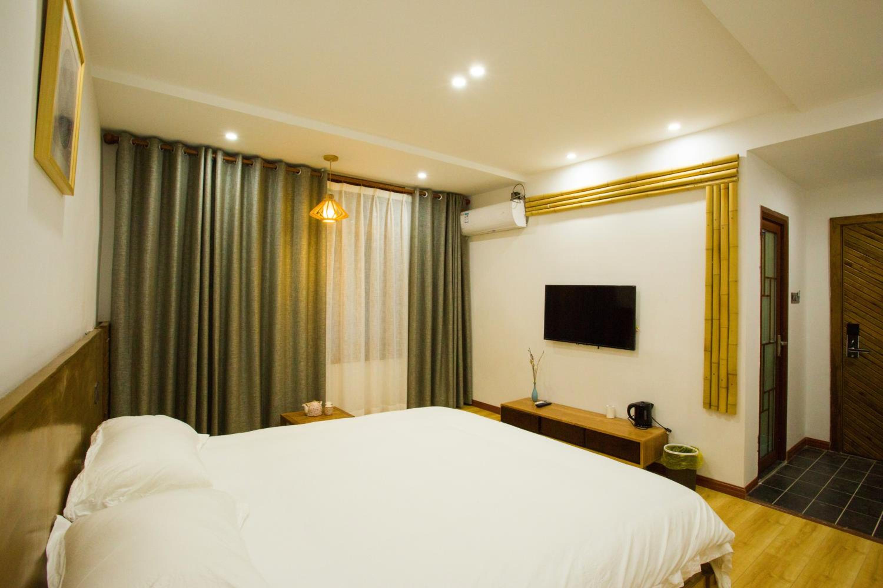 Wally House Hostel - walk 5 minutes to east gate of National Forest Park-ticket book services-free laundry facilities-free capsule coffee-Tour route introd