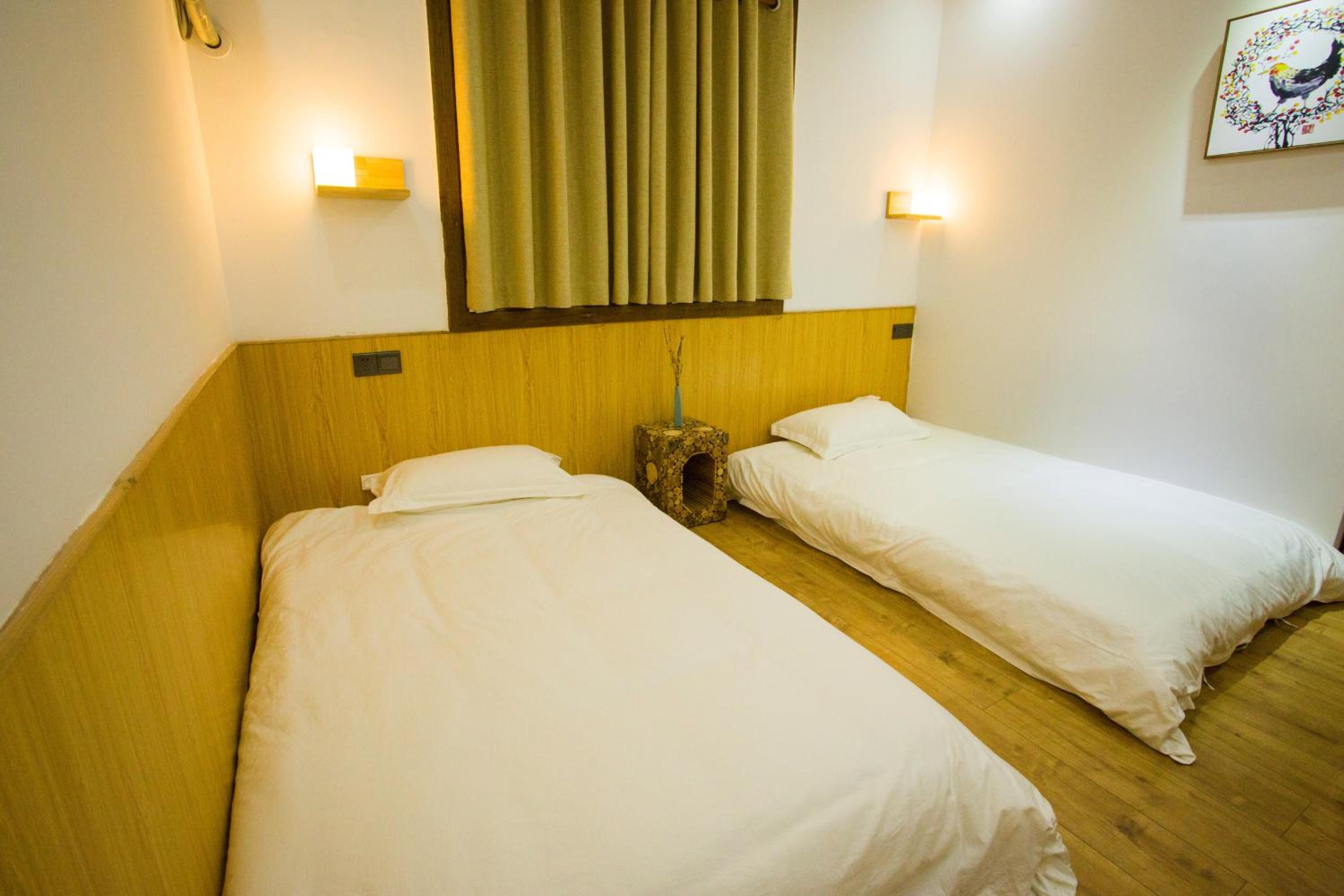 Wally House Hostel - walk 5 minutes to east gate of National Forest Park-ticket book services-free laundry facilities-free capsule coffee-Tour route introd