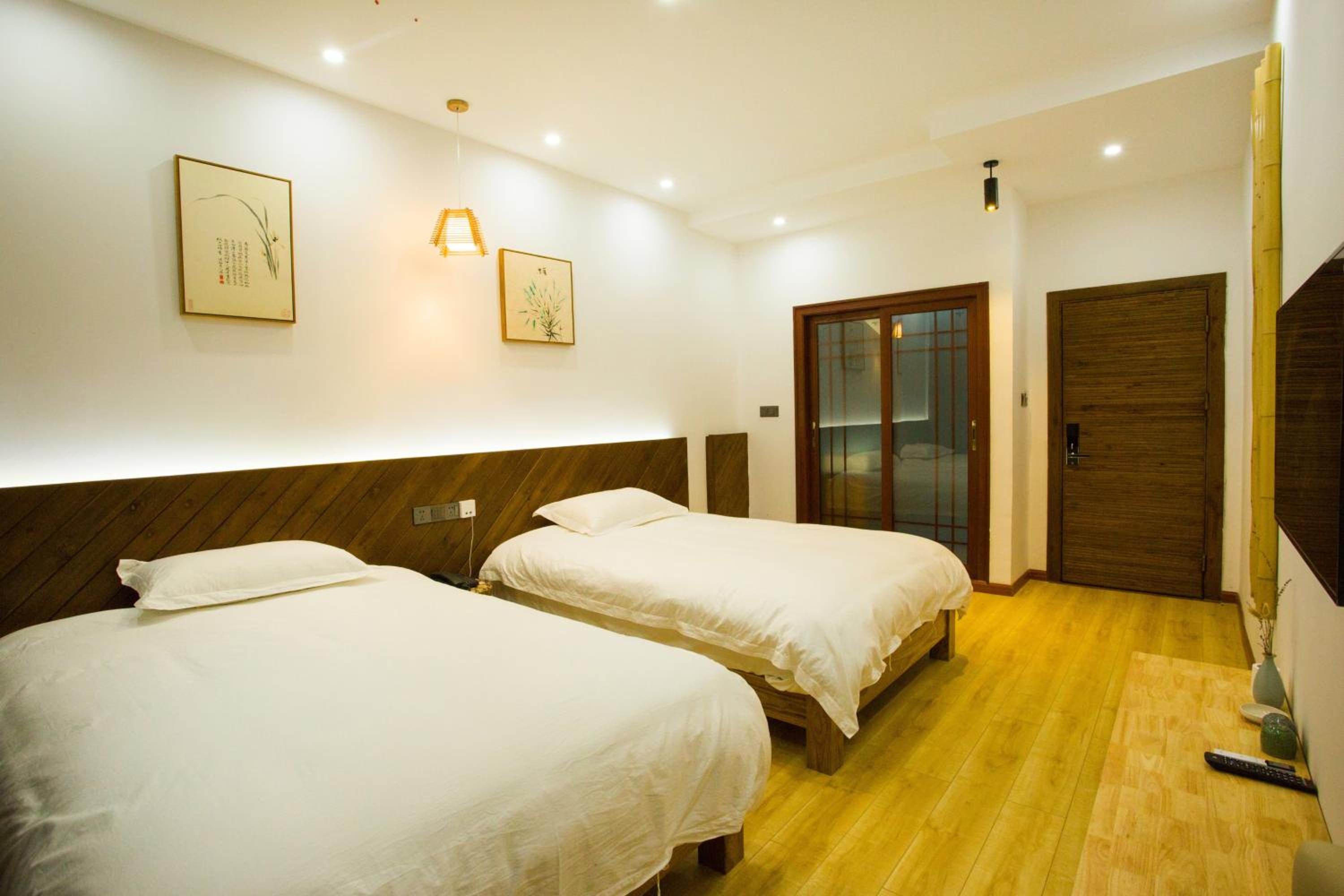 Wally House Hostel - walk 5 minutes to east gate of National Forest Park-ticket book services-free laundry facilities-free capsule coffee-Tour route introd