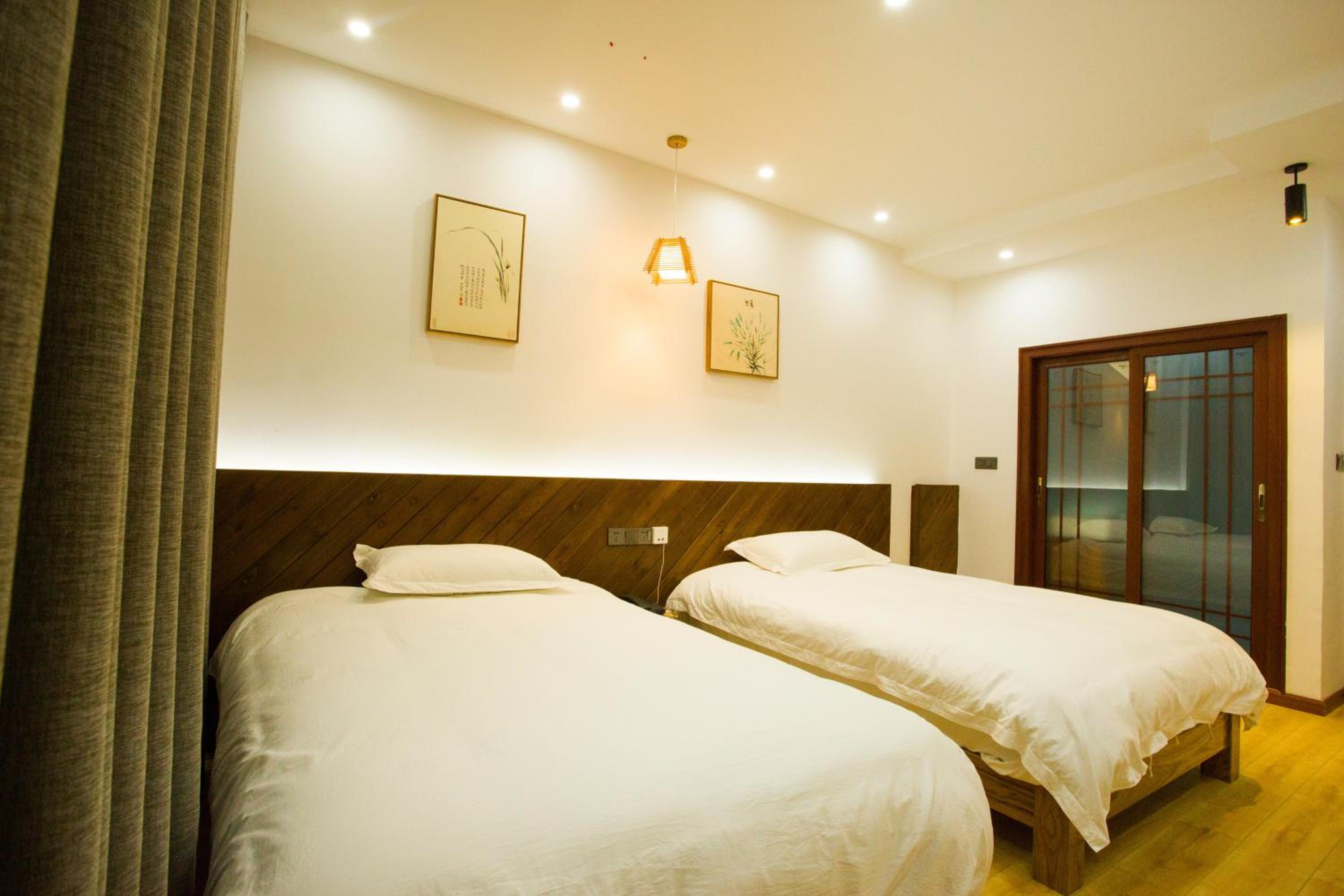 Wally House Hostel - walk 5 minutes to east gate of National Forest Park-ticket book services-free laundry facilities-free capsule coffee-Tour route introd
