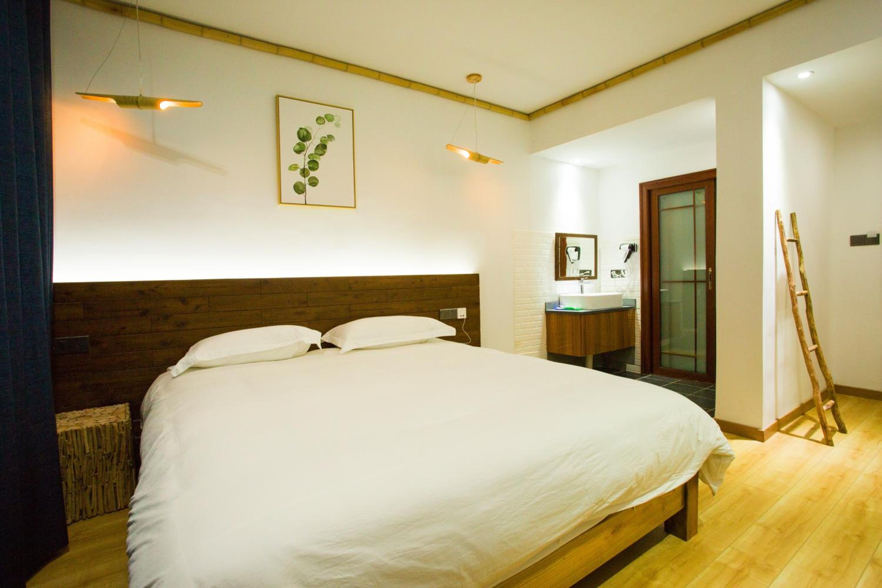 Wally House Hostel - walk 5 minutes to east gate of National Forest Park-ticket book services-free laundry facilities-free capsule coffee-Tour route introd