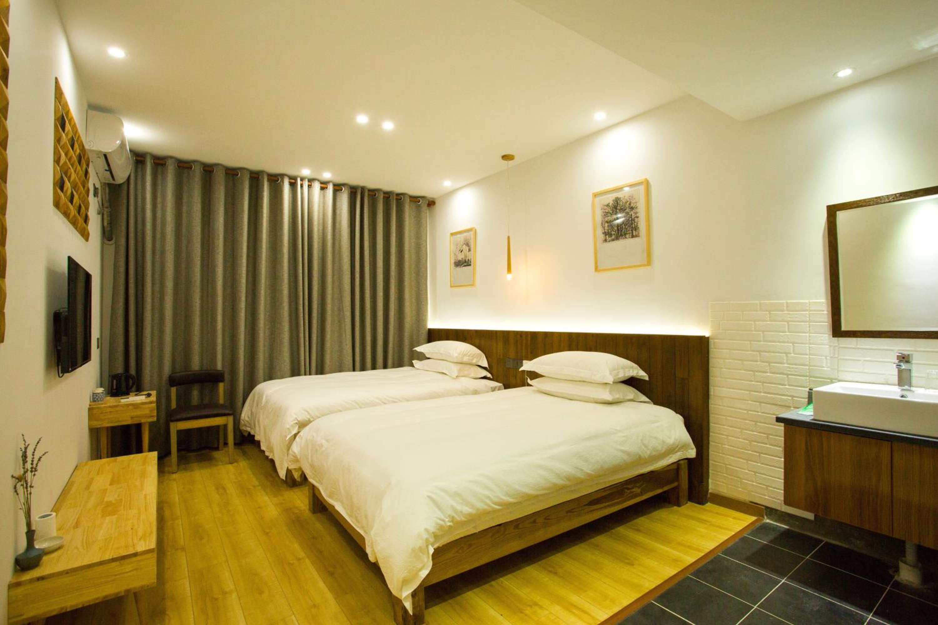 Wally House Hostel - walk 5 minutes to east gate of National Forest Park-ticket book services-free laundry facilities-free capsule coffee-Tour route introd