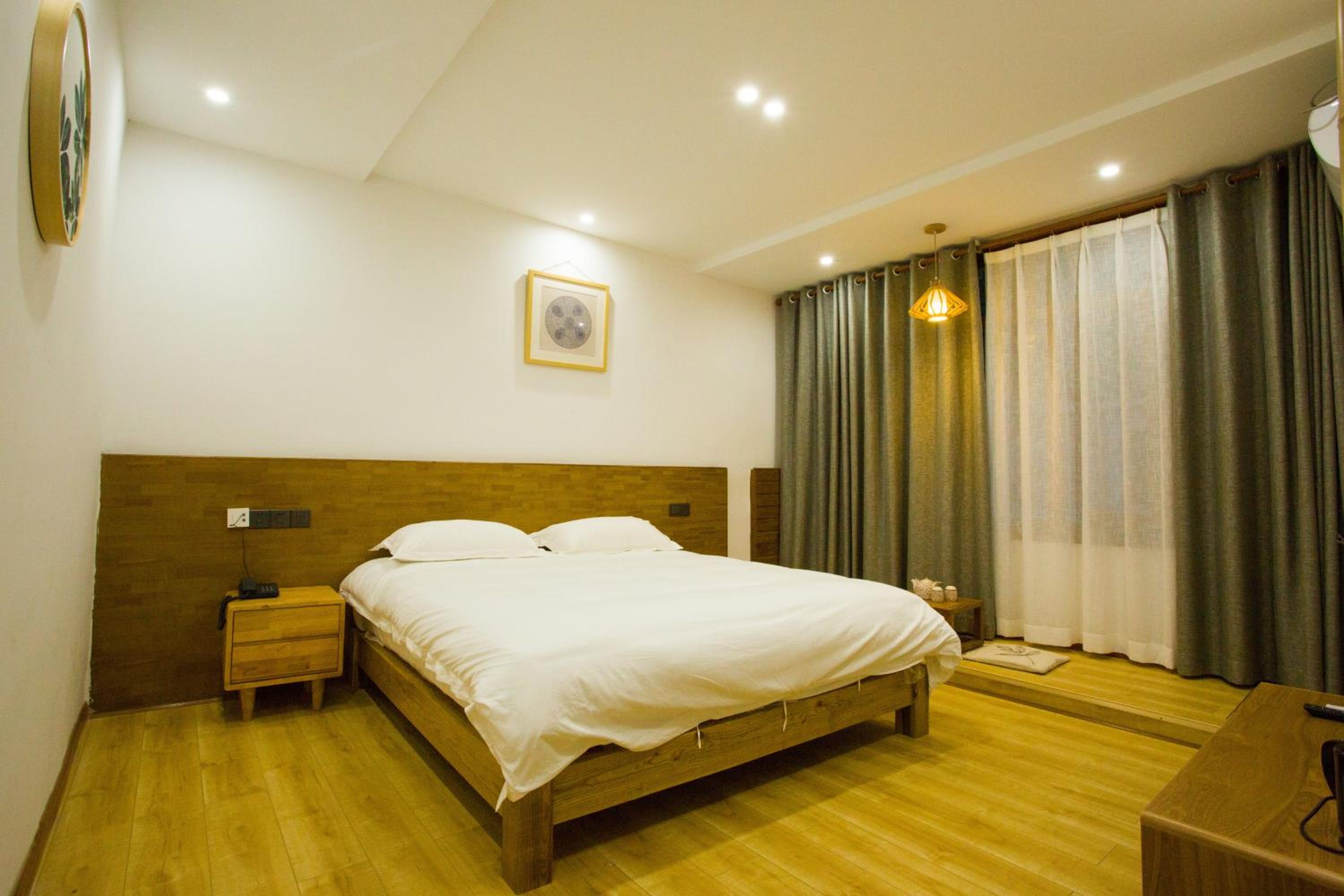 Wally House Hostel - walk 5 minutes to east gate of National Forest Park-ticket book services-free laundry facilities-free capsule coffee-Tour route introd