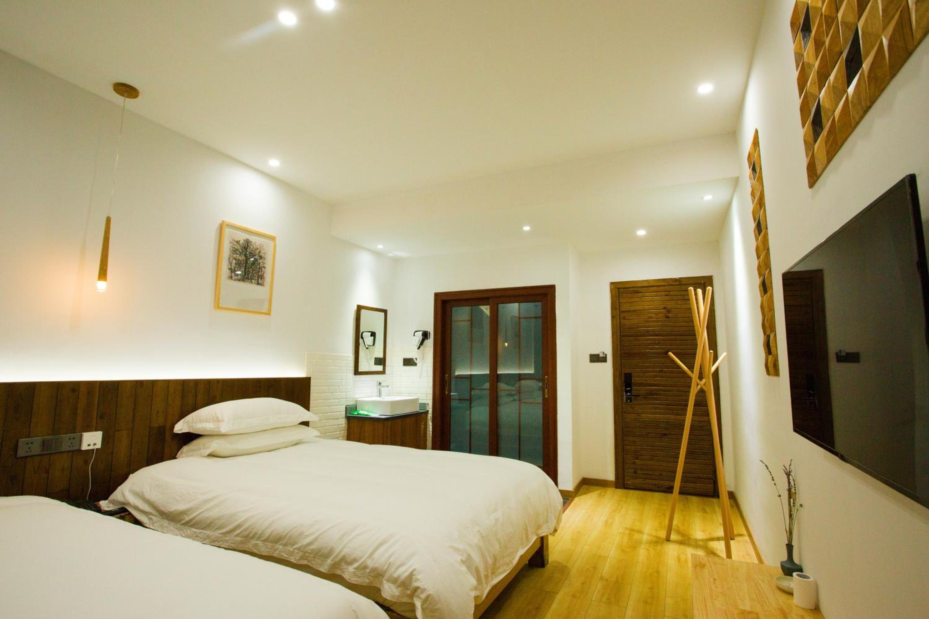 Wally House Hostel - walk 5 minutes to east gate of National Forest Park-ticket book services-free laundry facilities-free capsule coffee-Tour route introd