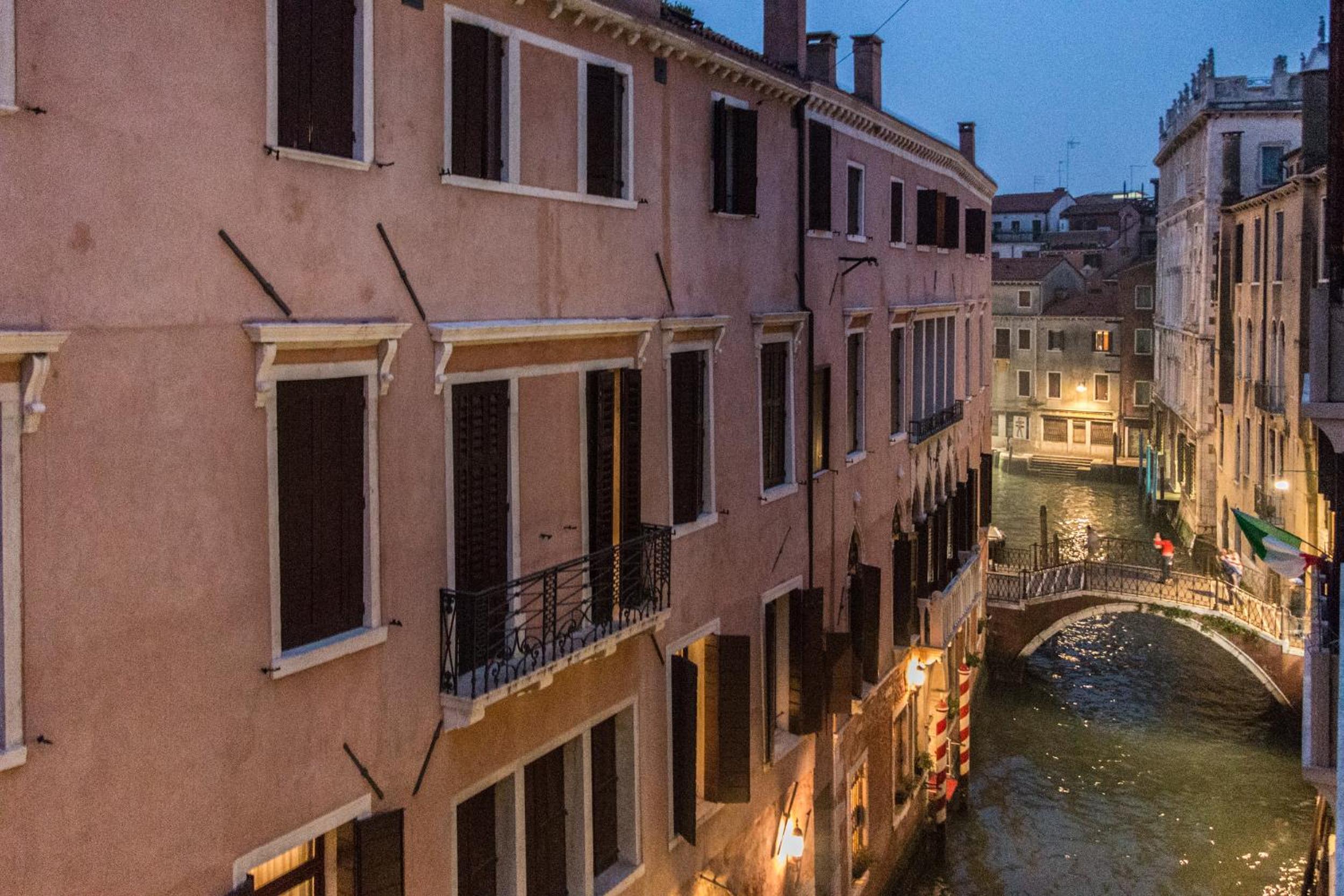 Rialto Bridge Big apt with Lift by LionHost — Venice