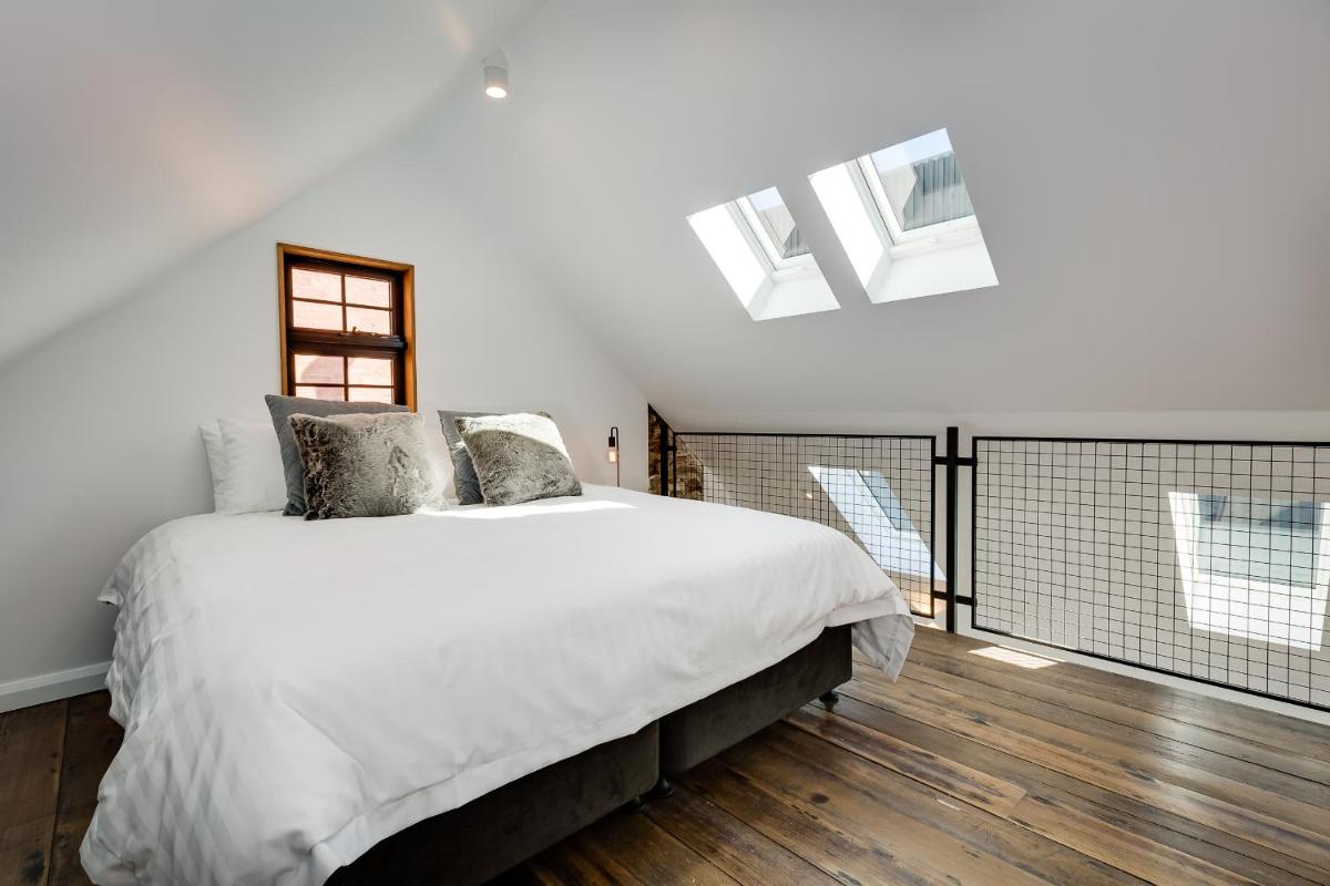 White Room Apartments
