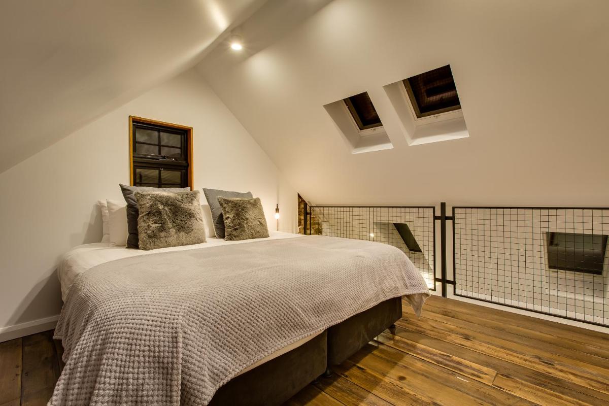 White Room Apartments