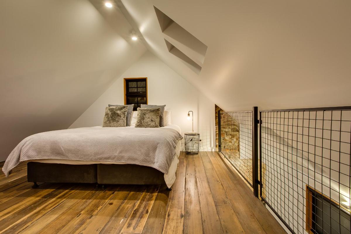White Room Apartments