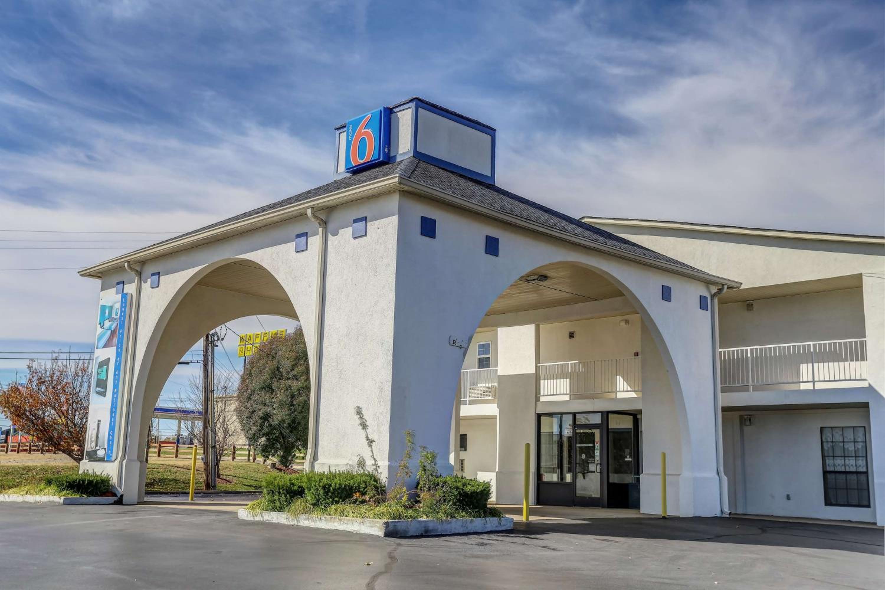 Dickson Vacations - Motel 6-Dickson, TN - Property Image 1