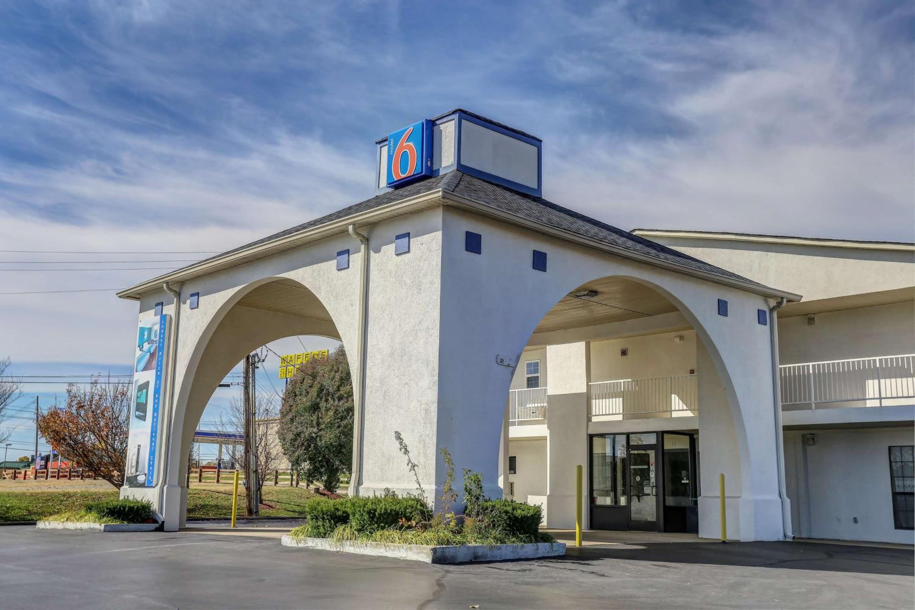 Dickson Vacations - Motel 6-Dickson, TN - Property Image 1