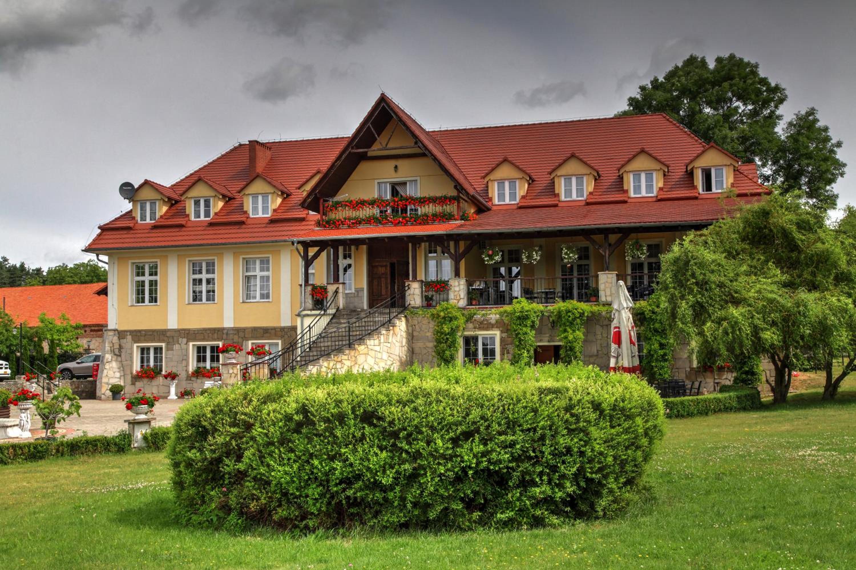 Zespół Pałacowo-Parkowy Bądzów view 5