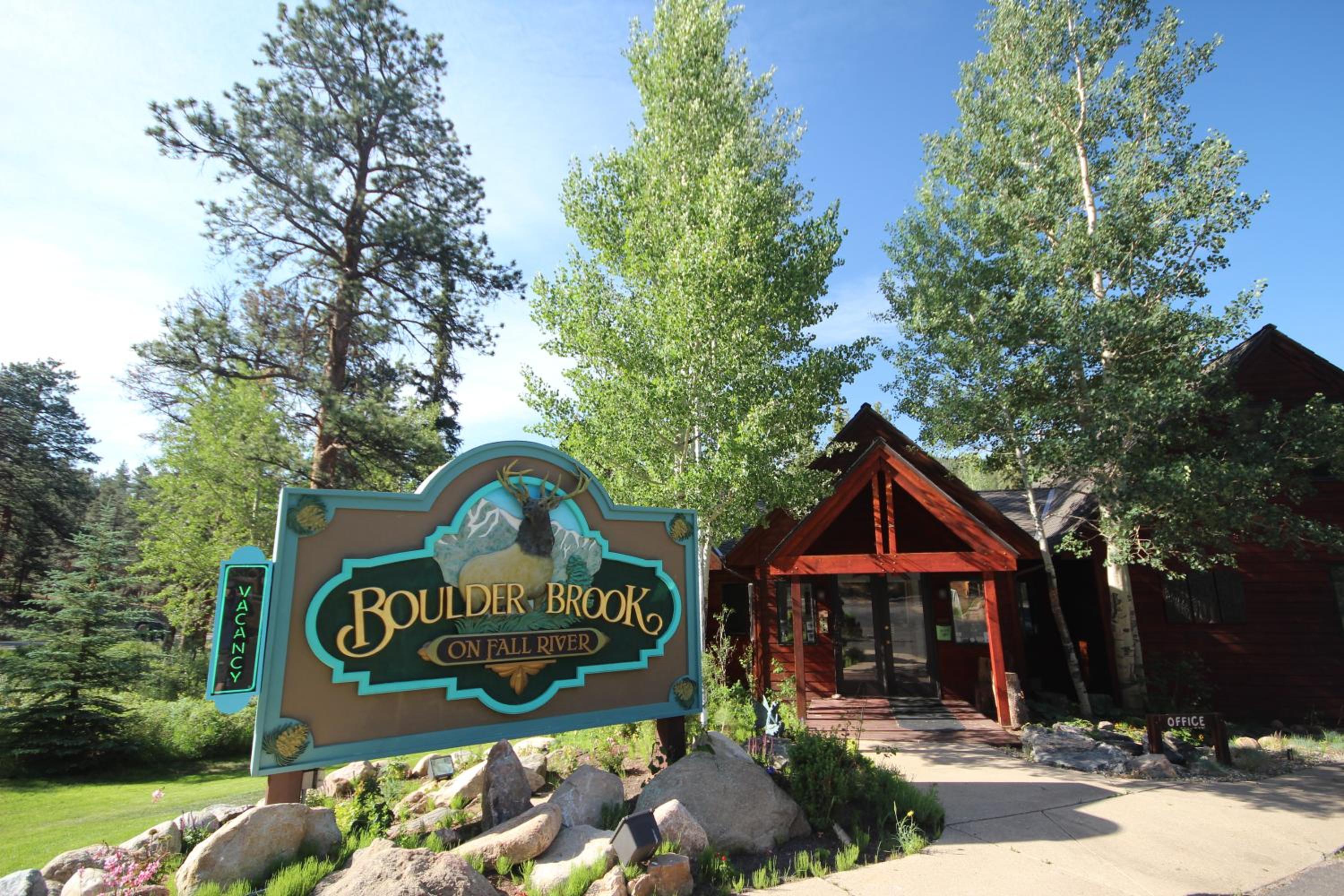 Hotel Boulder Brook on Fall River