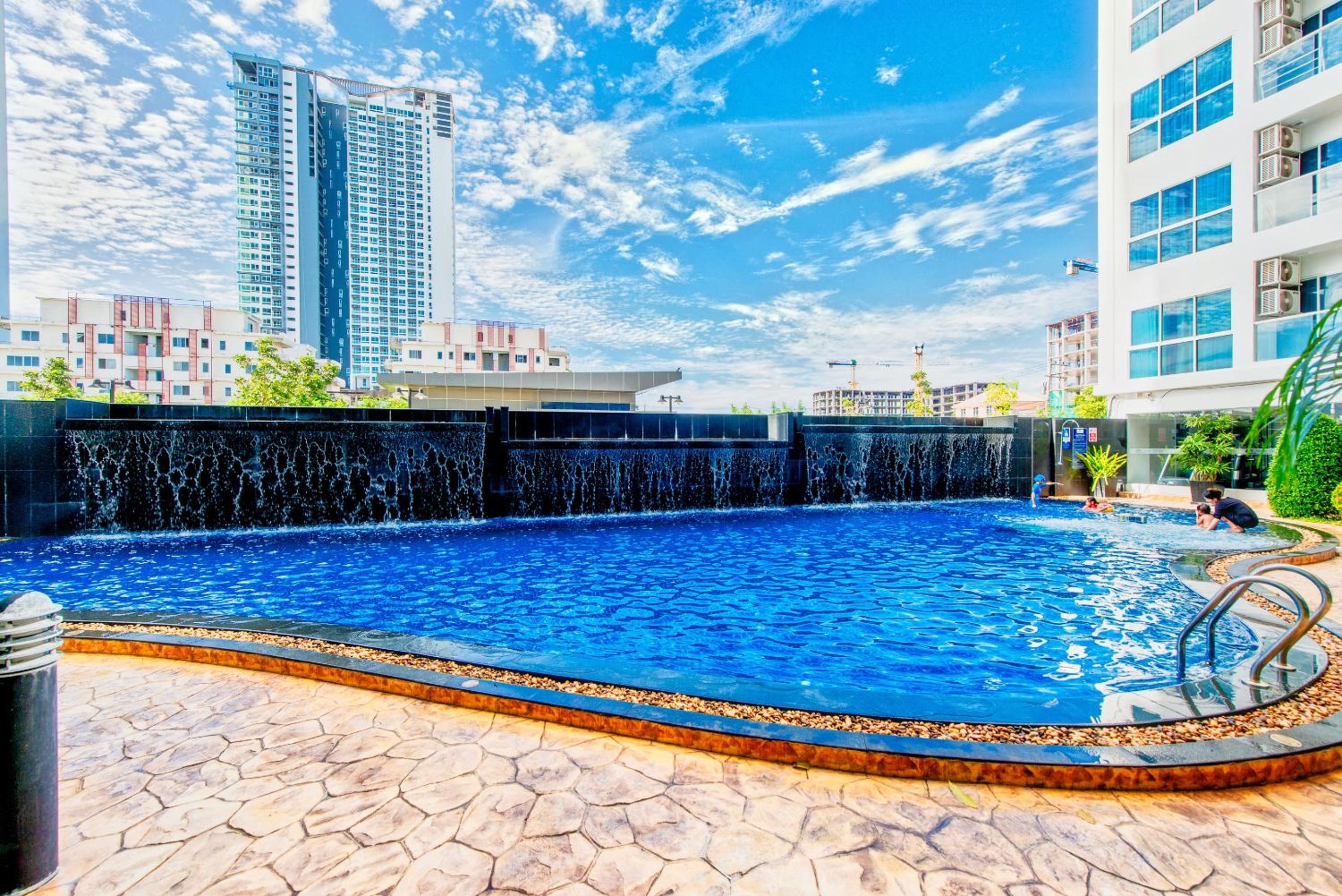 Nam Talay Jomtien Beach - Rooftop Ocean View - Close to Beach, Pool & Gym