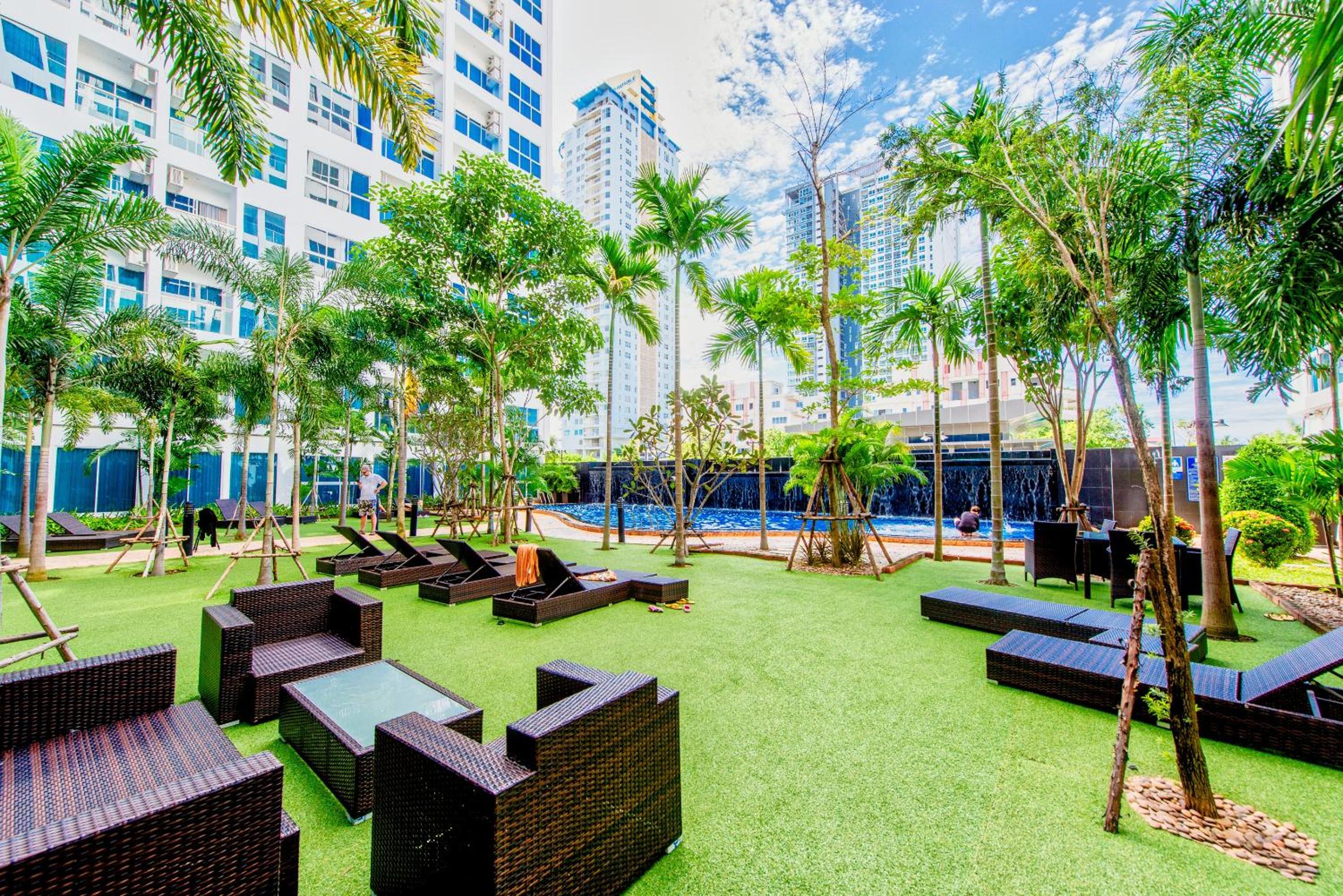 Nam Talay Jomtien Beach - Rooftop Ocean View - Close to Beach, Pool & Gym