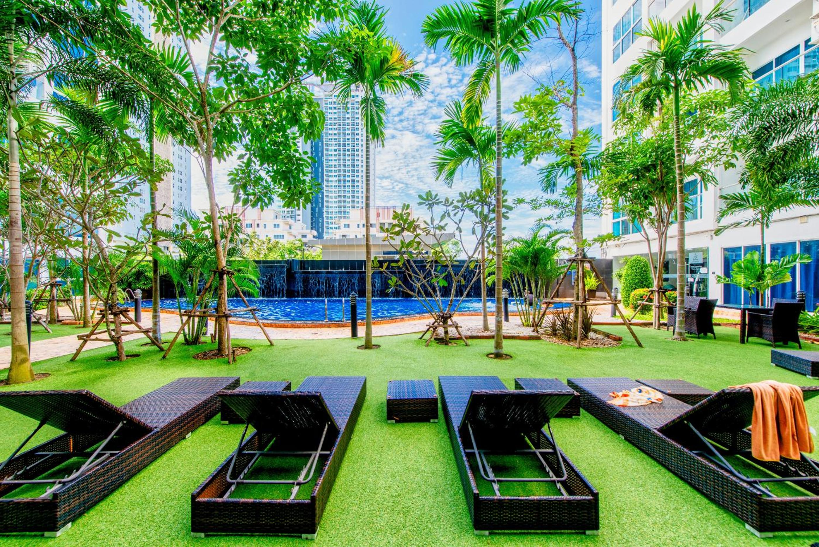 Nam Talay Jomtien Beach - Rooftop Ocean View - Close to Beach, Pool & Gym