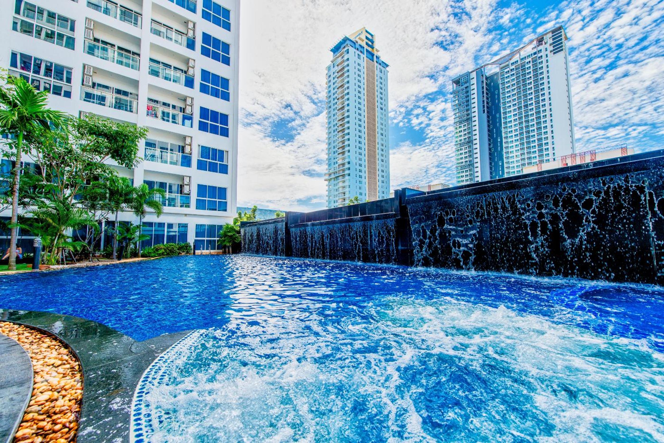 Nam Talay Jomtien Beach - Rooftop Ocean View - Close to Beach, Pool & Gym