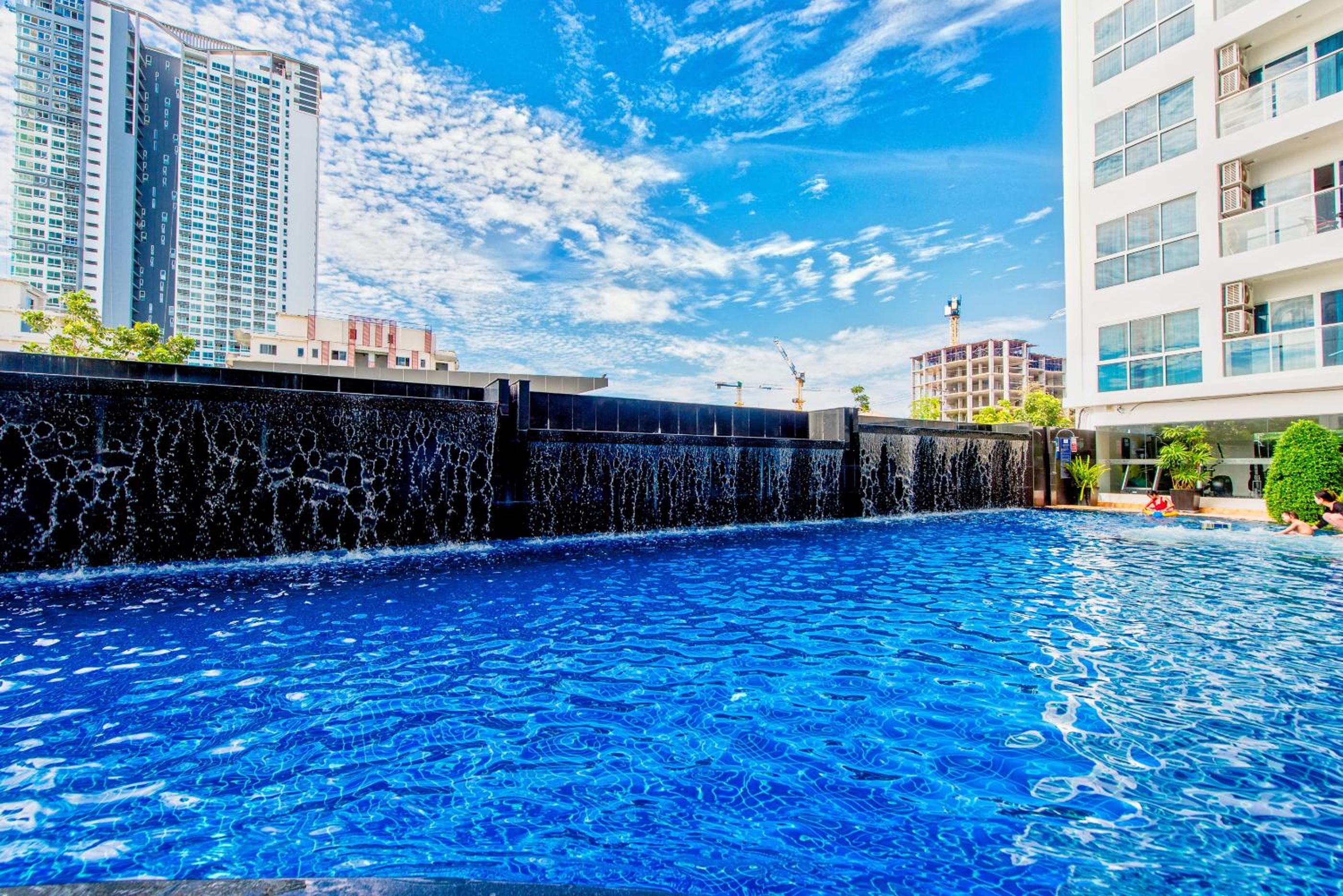 Nam Talay Jomtien Beach - Rooftop Ocean View - Close to Beach, Pool & Gym