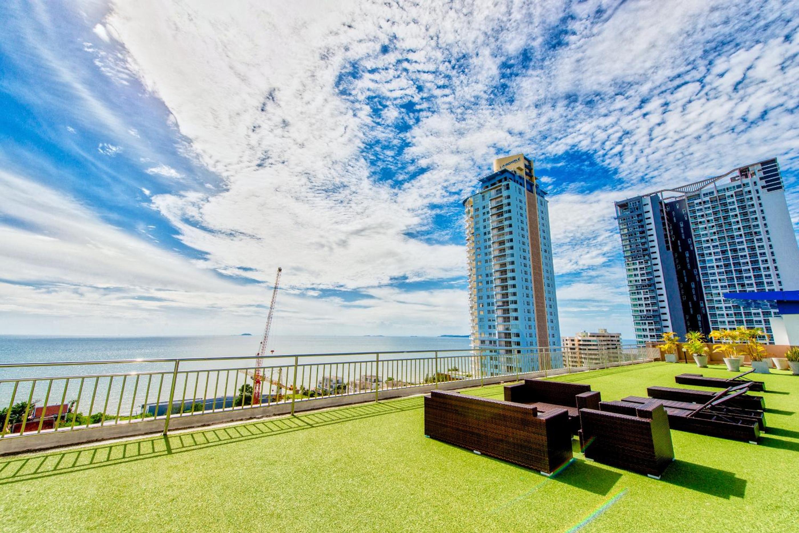Nam Talay Jomtien Beach - Rooftop Ocean View - Close to Beach, Pool & Gym