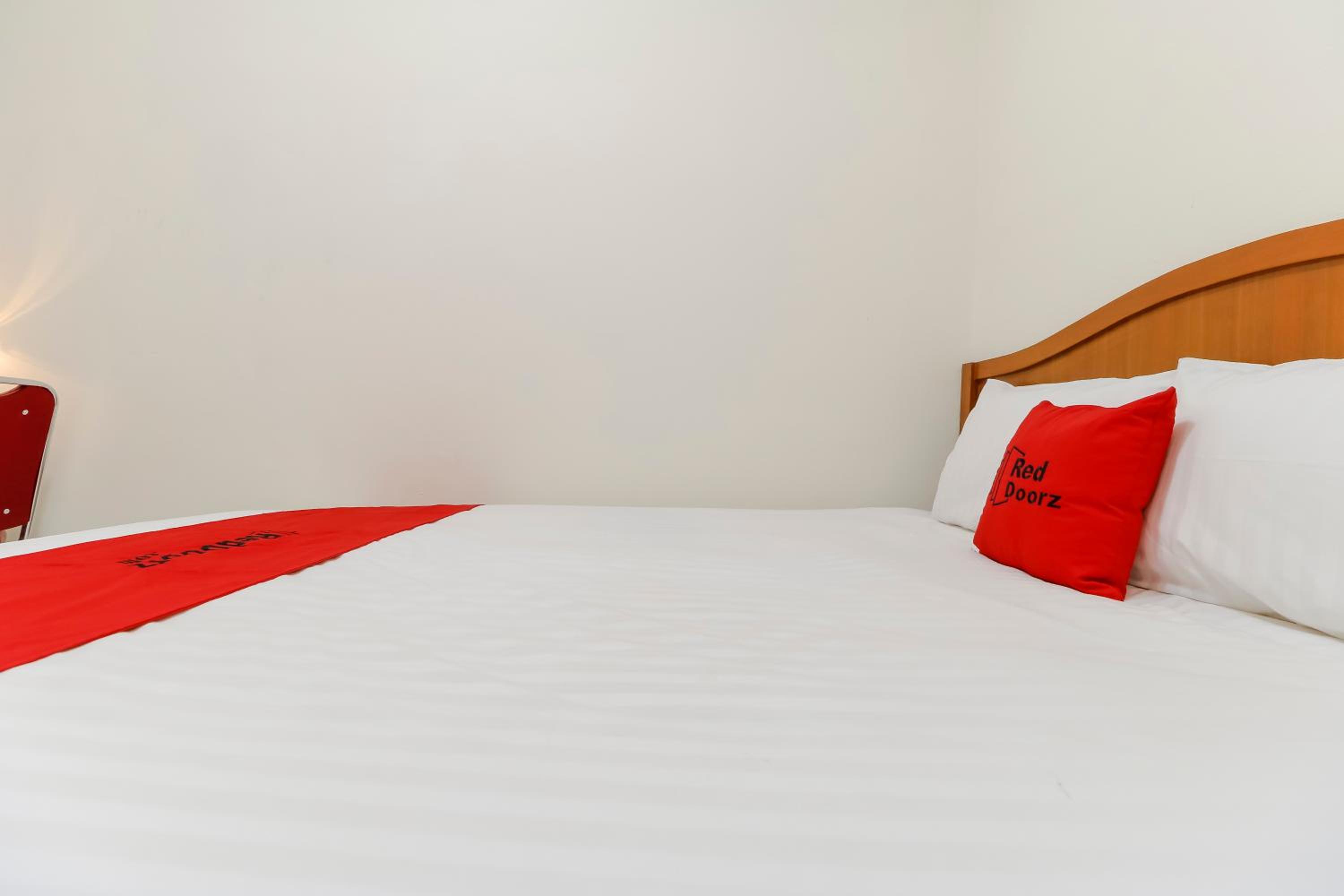 RedDoorz Plus near Ciputra World Kuningan 2