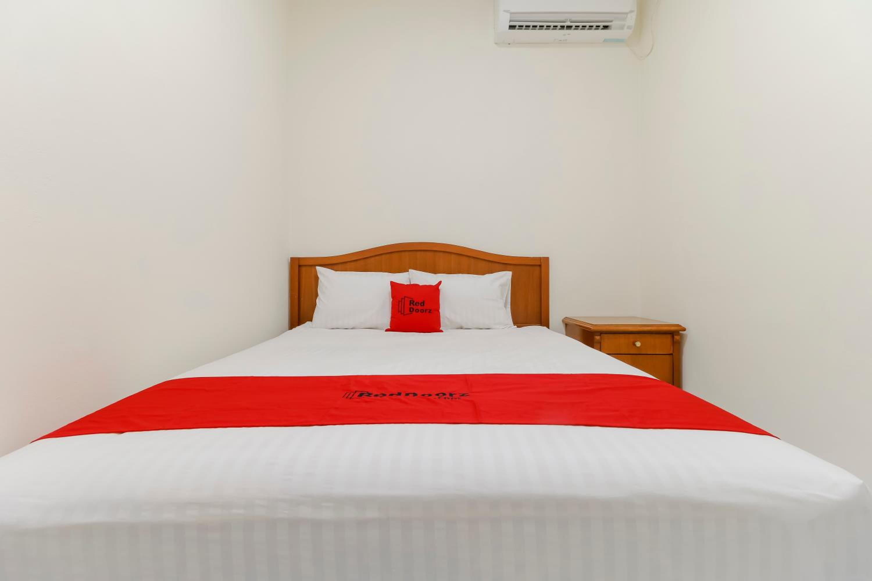 RedDoorz Plus near Ciputra World Kuningan 2