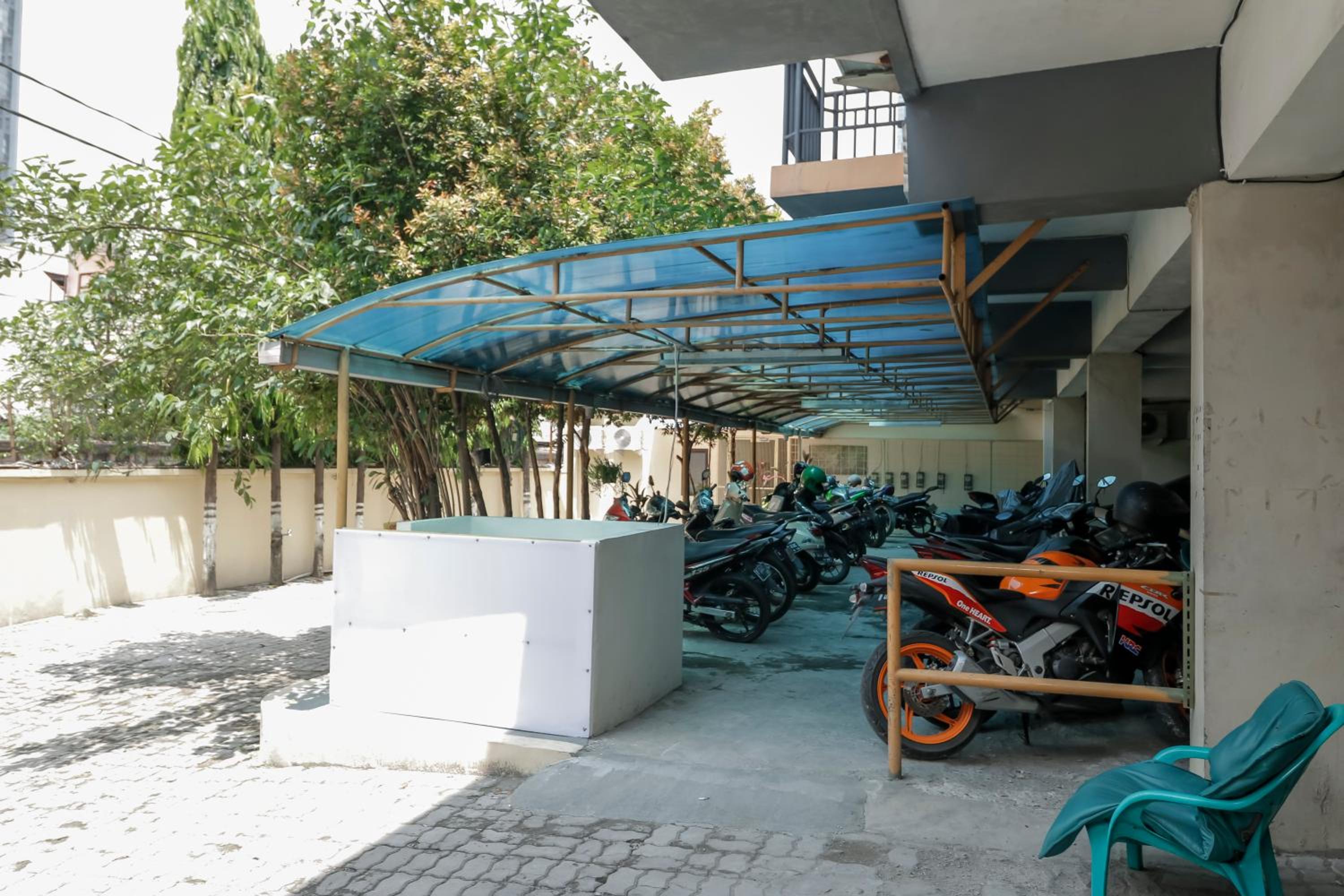 RedDoorz Plus near Ciputra World Kuningan 2