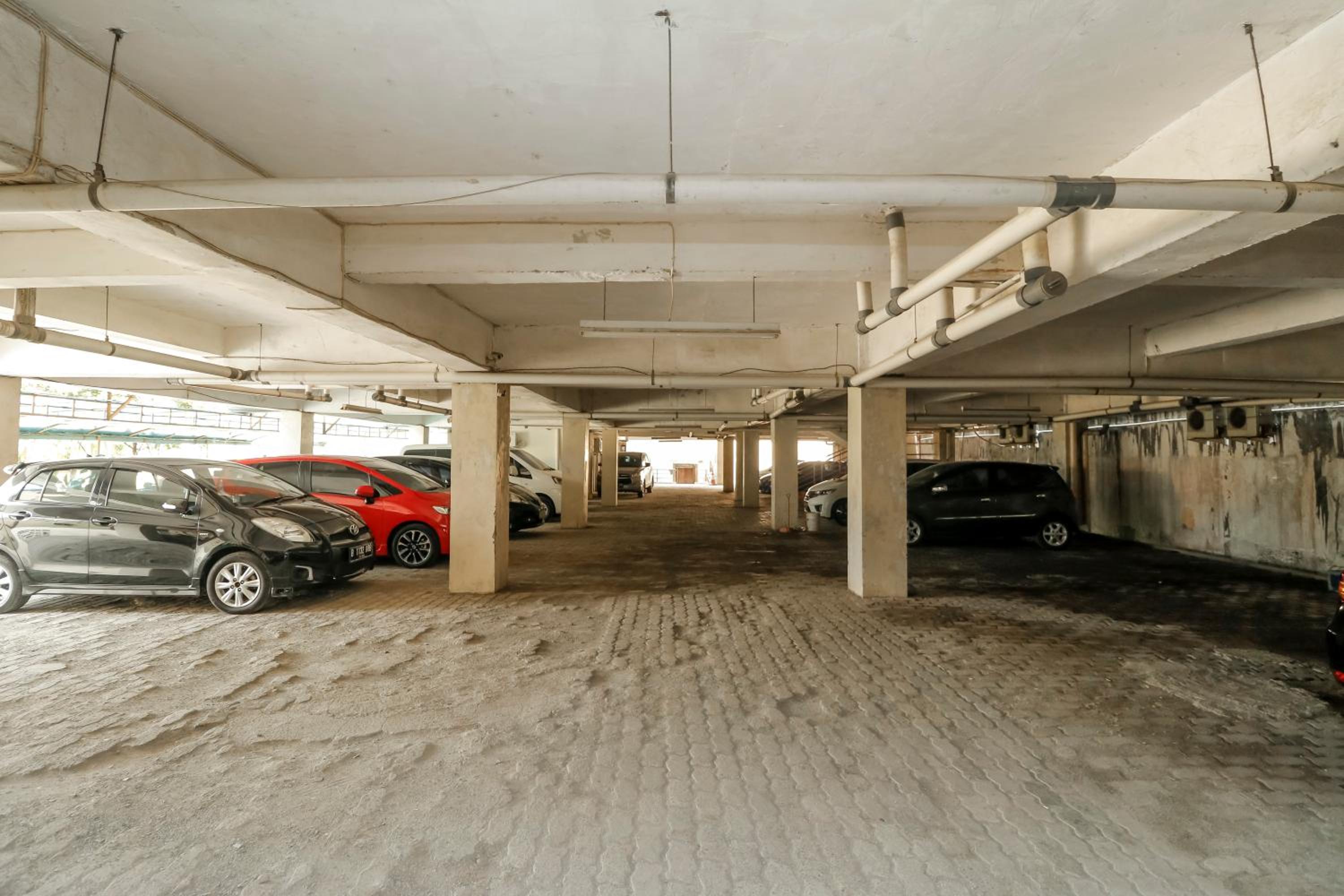RedDoorz Plus near Ciputra World Kuningan 2