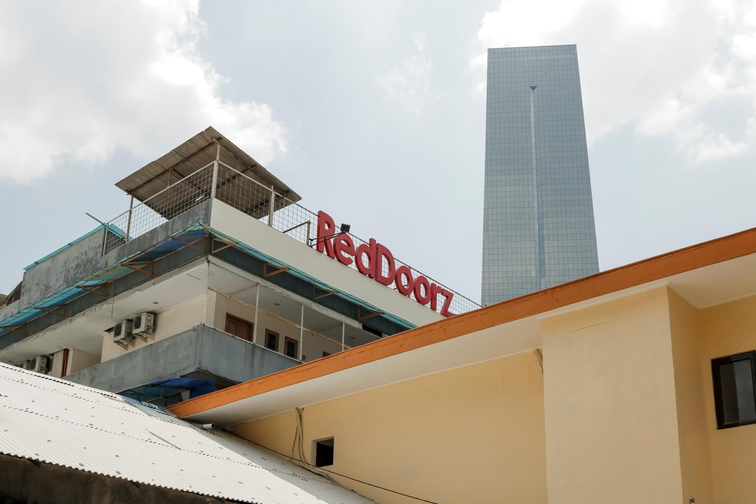 RedDoorz Plus near Ciputra World Kuningan 2