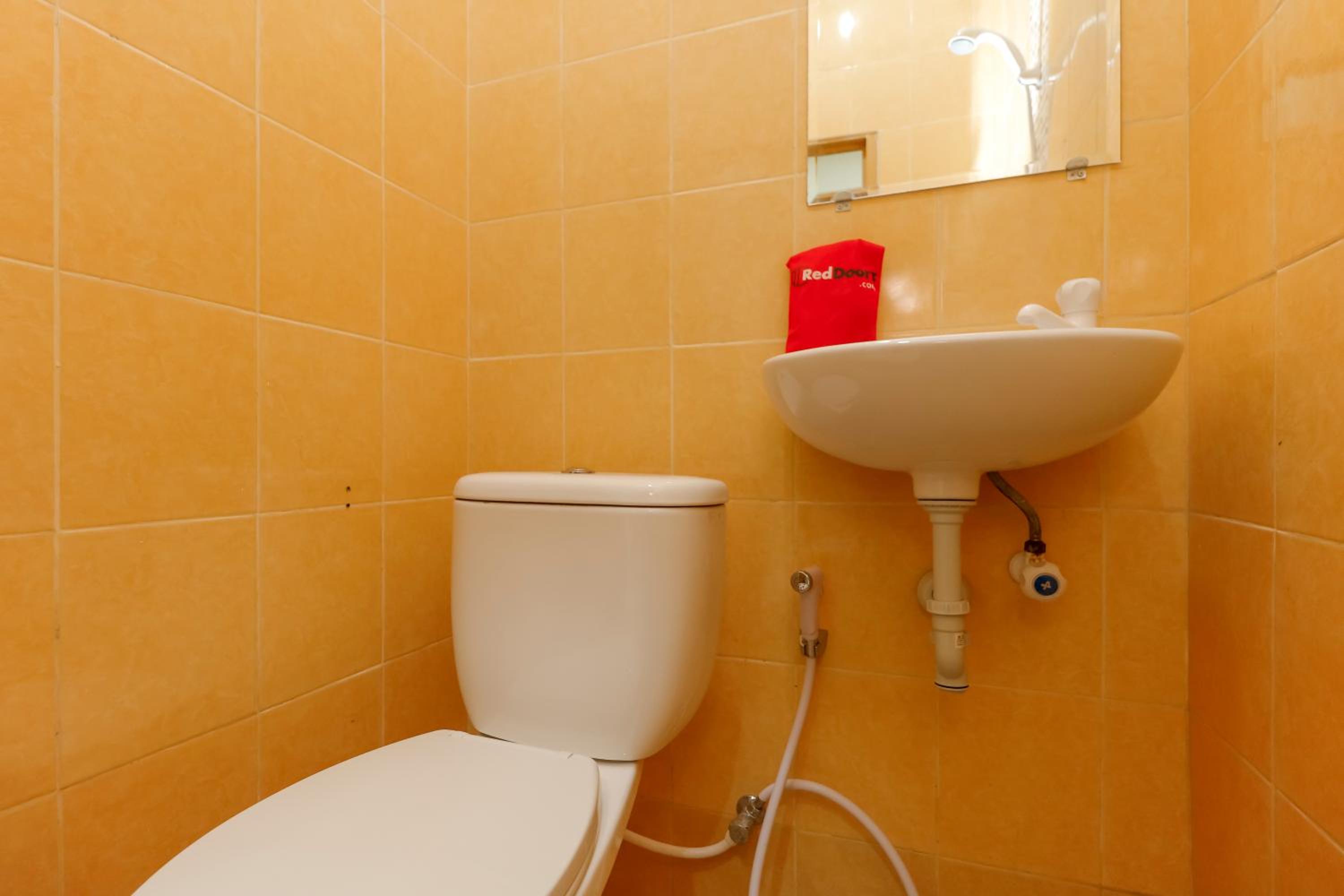 RedDoorz Plus near Ciputra World Kuningan 2