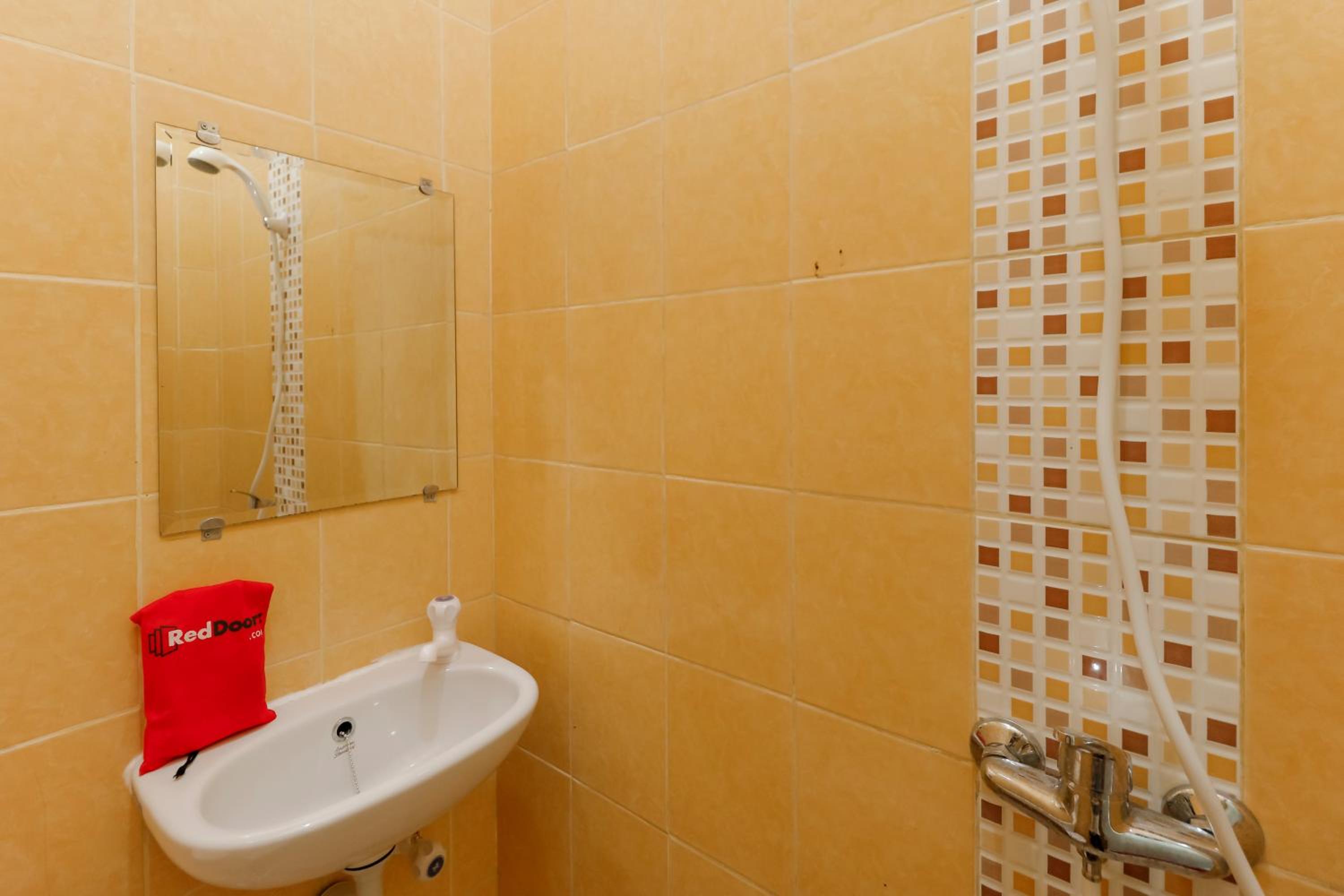RedDoorz Plus near Ciputra World Kuningan 2