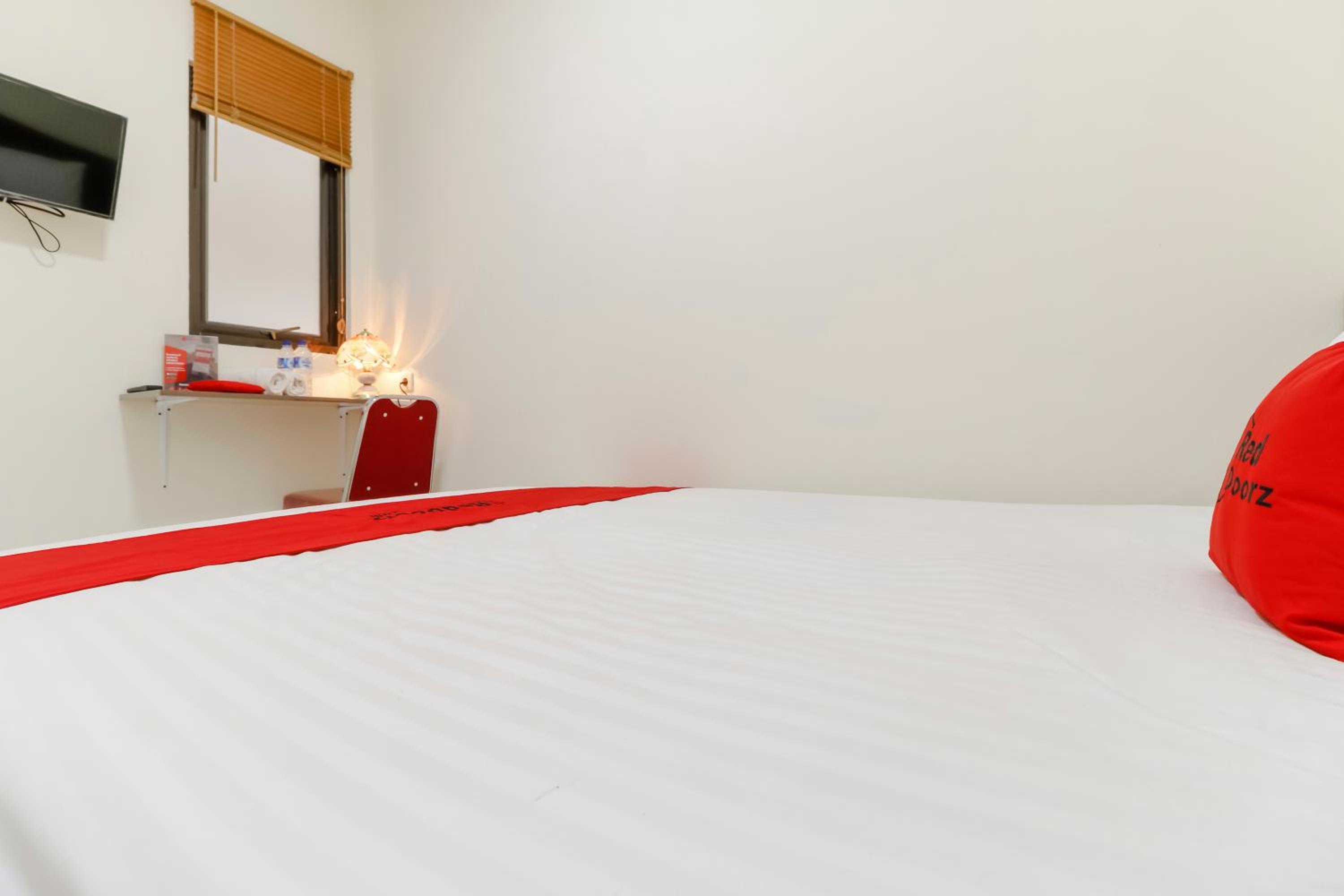 RedDoorz Plus near Ciputra World Kuningan 2
