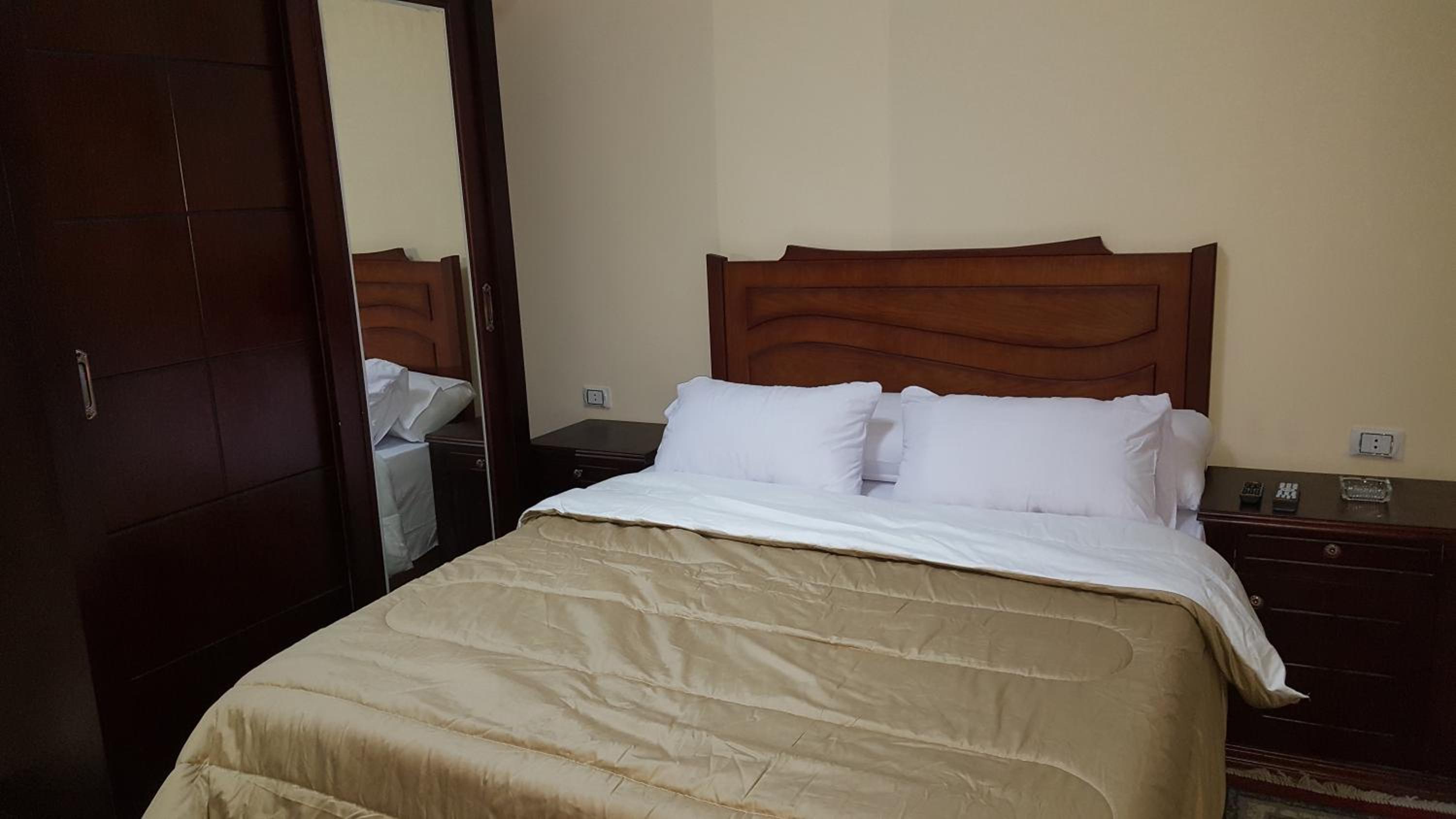 Royal Pyramids Inn