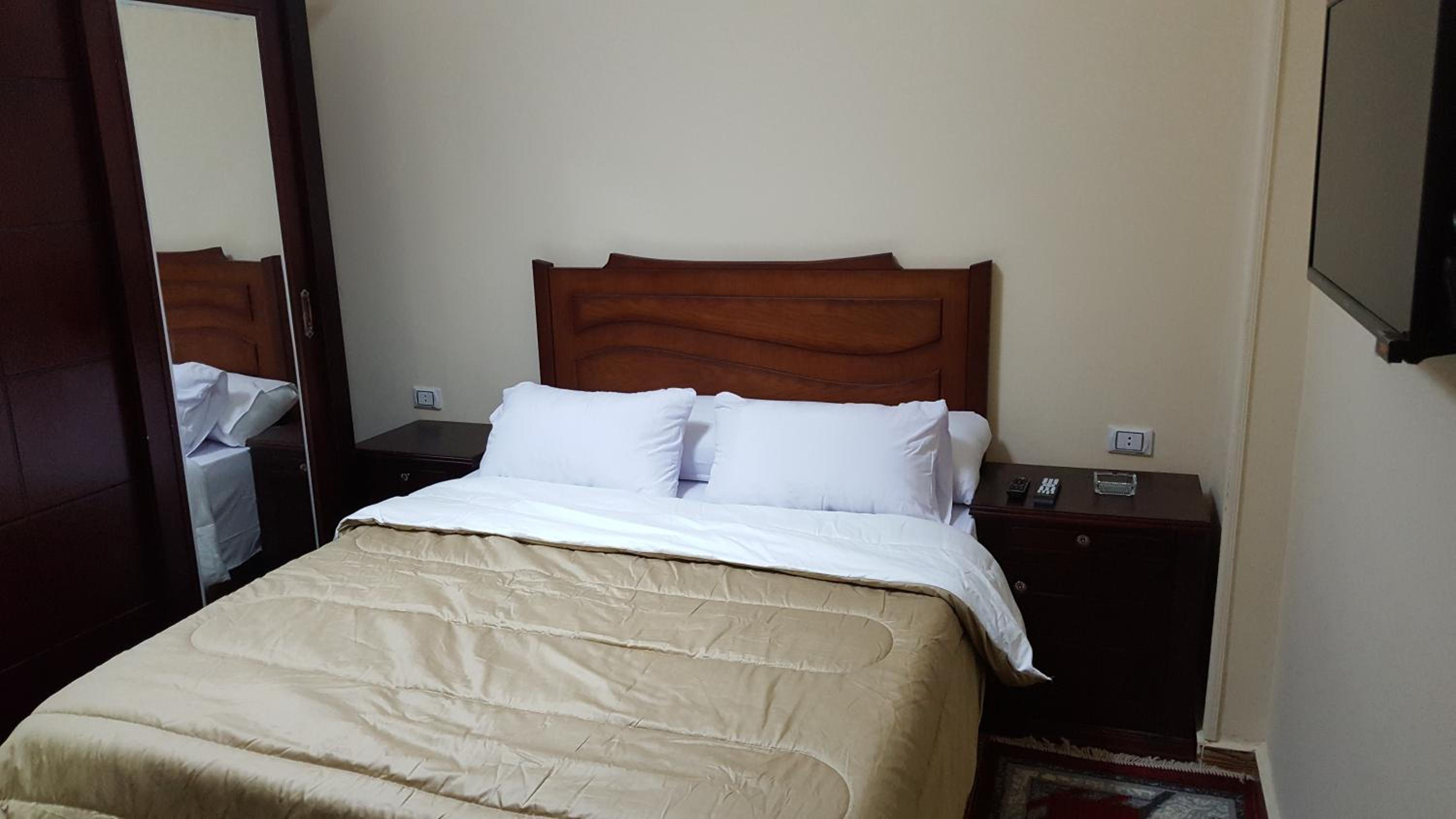 Royal Pyramids Inn