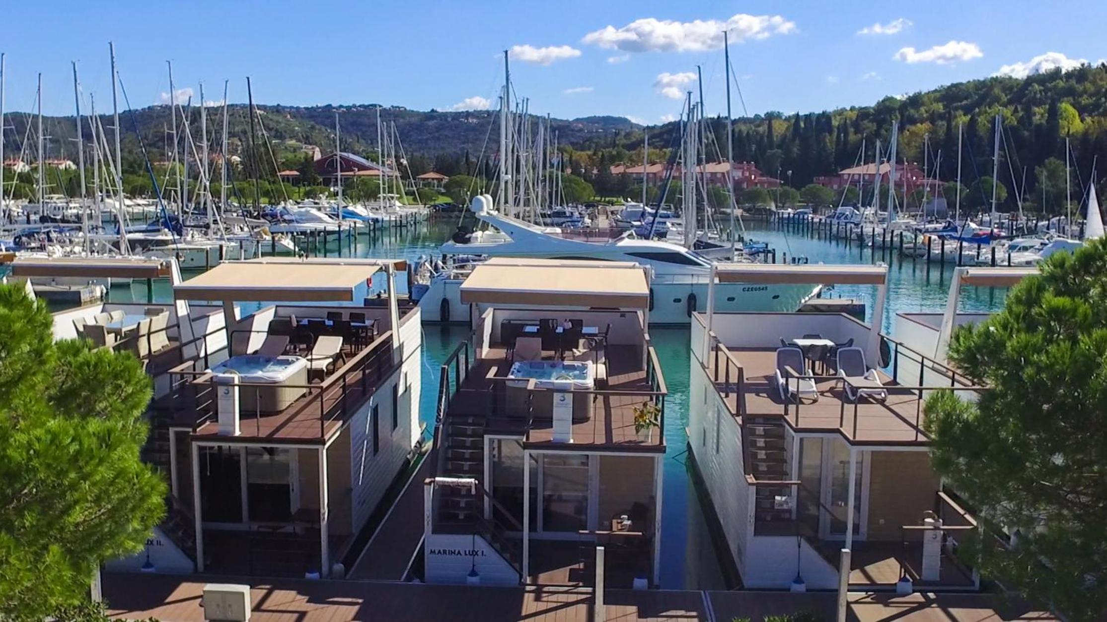 Hotel Floating Sea Houses MARINA LUX - Image 1